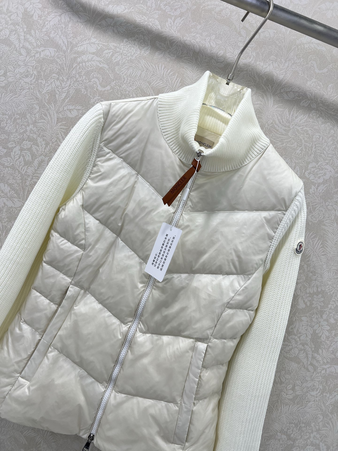 🔥🔥Moncler 25新款立领羊毛针织拼接夹克单羽绒！冬天的内搭神器早秋必备单品。立领绗缝短款版型百搭
