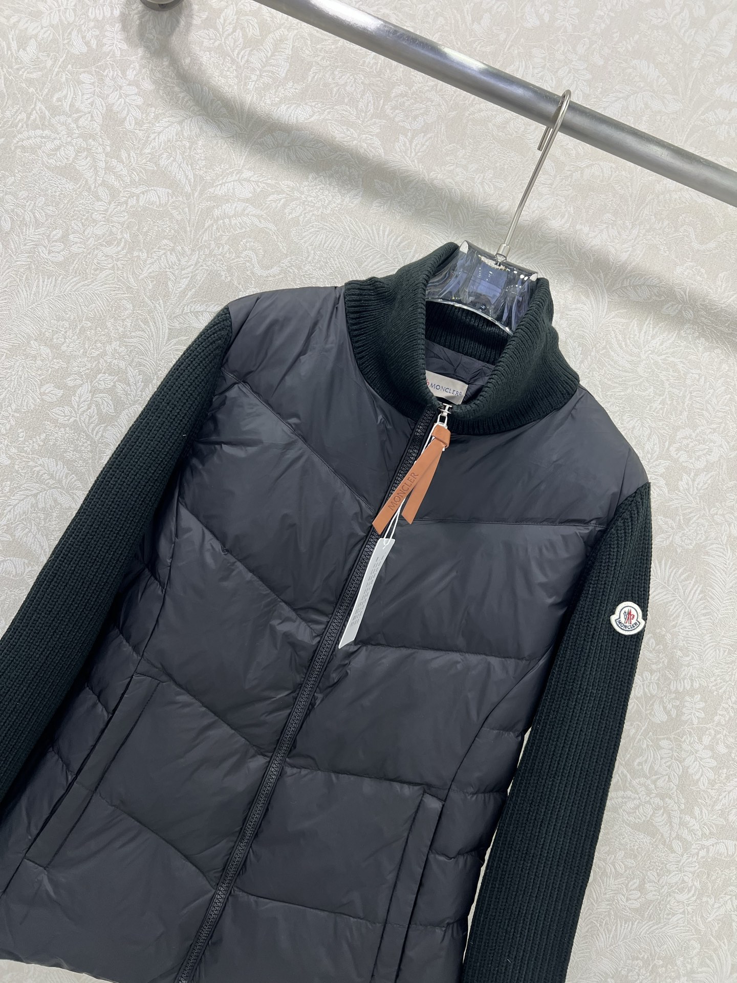 🔥🔥Moncler 25新款立领羊毛针织拼接夹克单羽绒！冬天的内搭神器早秋必备单品。立领绗缝短款版型百搭