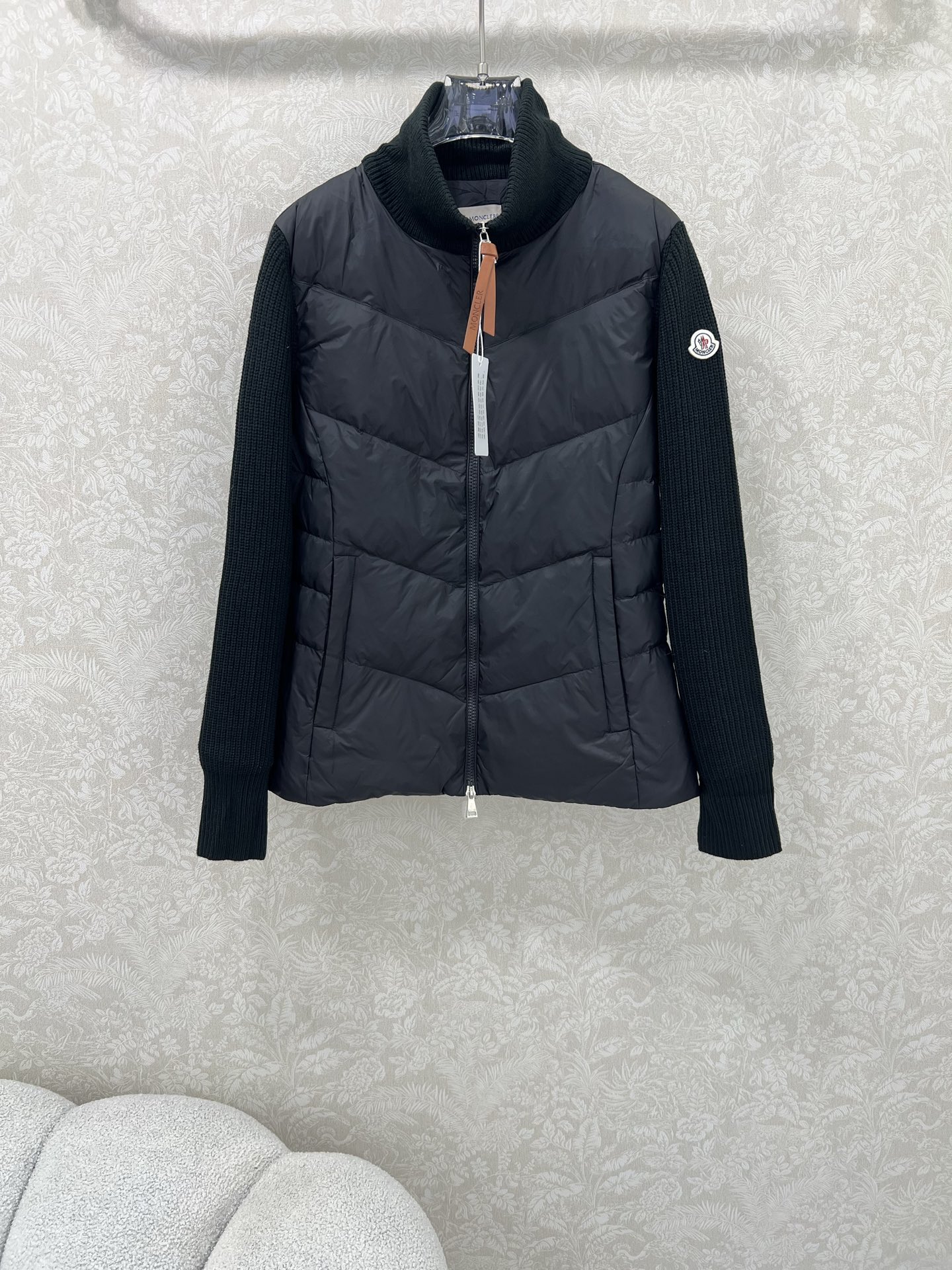 🔥🔥Moncler 25新款立领羊毛针织拼接夹克单羽绒！冬天的内搭神器早秋必备单品。立领绗缝短款版型百搭