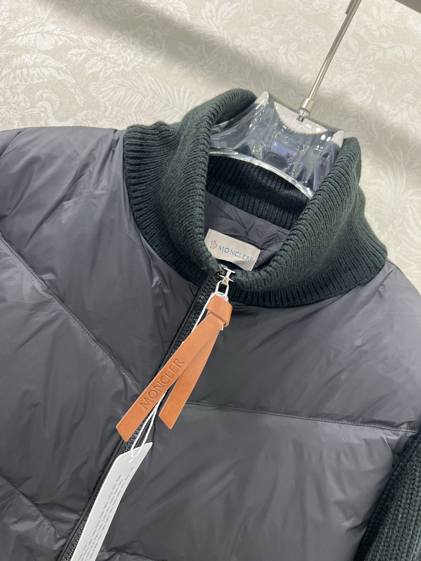 🔥🔥Moncler 25新款立领羊毛针织拼接夹克单羽绒！冬天的内搭神器早秋必备单品。立领绗缝短款版型百搭