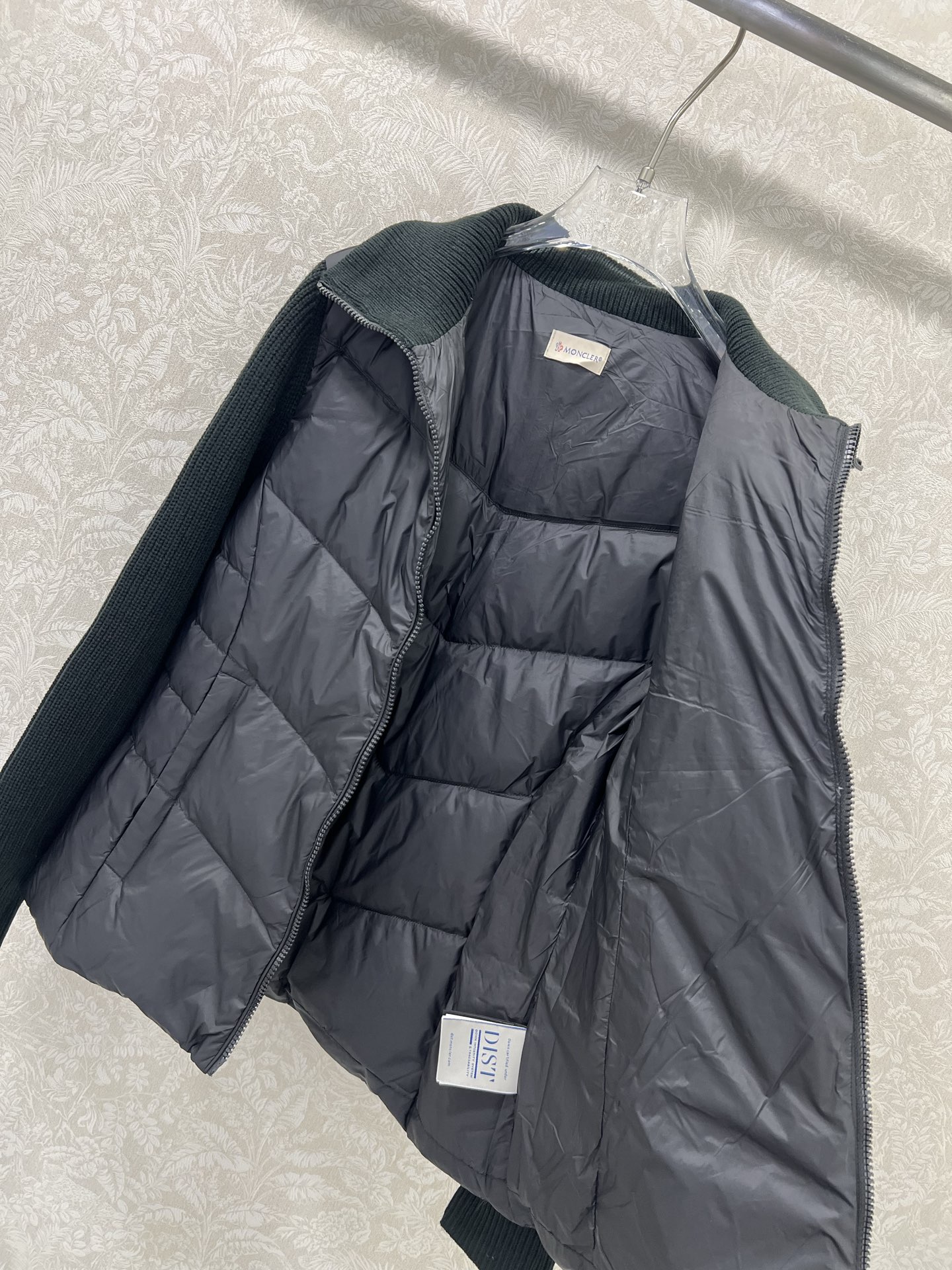 🔥🔥Moncler 25新款立领羊毛针织拼接夹克单羽绒！冬天的内搭神器早秋必备单品。立领绗缝短款版型百搭