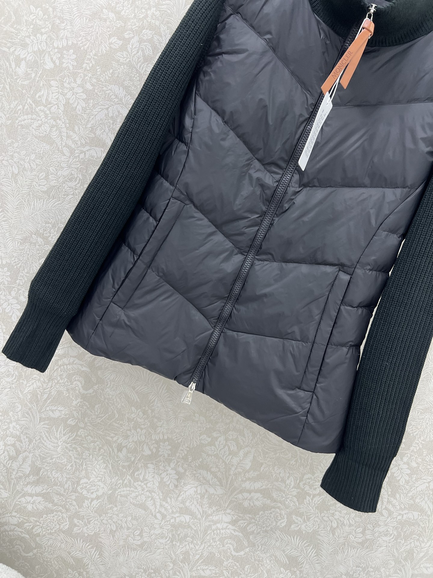 🔥🔥Moncler 25新款立领羊毛针织拼接夹克单羽绒！冬天的内搭神器早秋必备单品。立领绗缝短款版型百搭