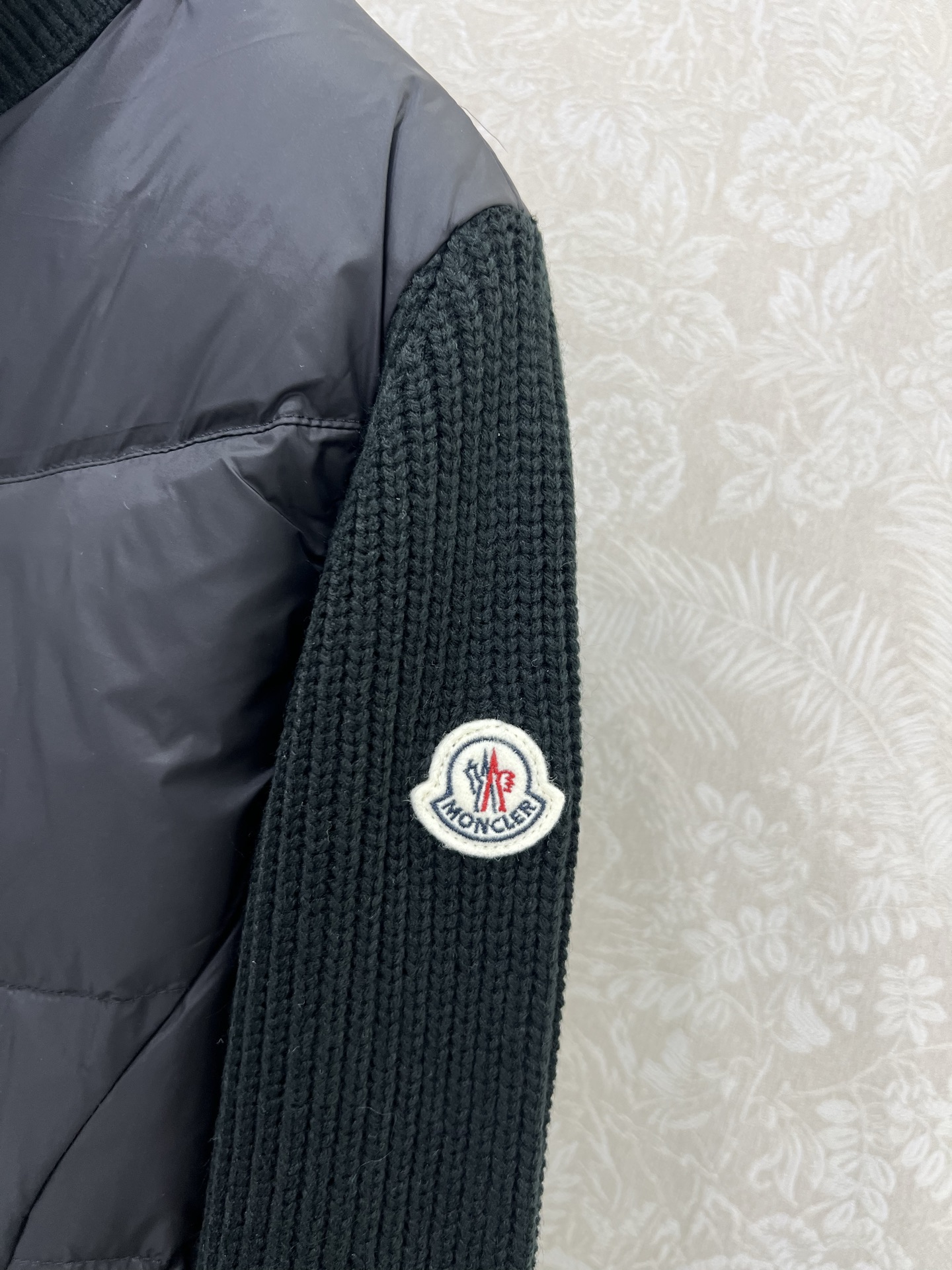 🔥🔥Moncler 25新款立领羊毛针织拼接夹克单羽绒！冬天的内搭神器早秋必备单品。立领绗缝短款版型百搭