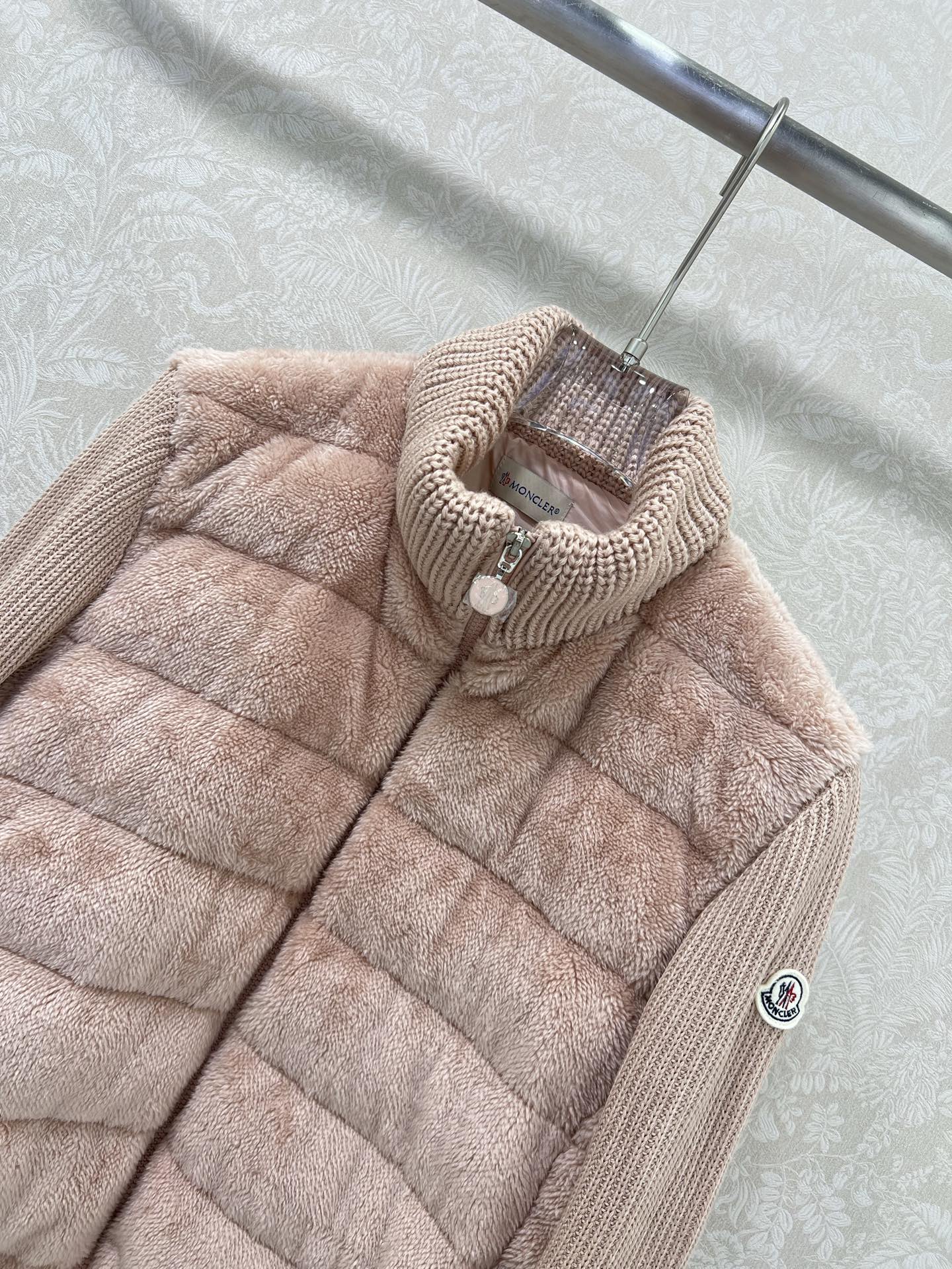 🔥🔥Moncler 25新款立领羊毛针织拼接毛绒羽绒！冬天的神器早秋必备单品。立领绗缝短款版型百搭不挑人