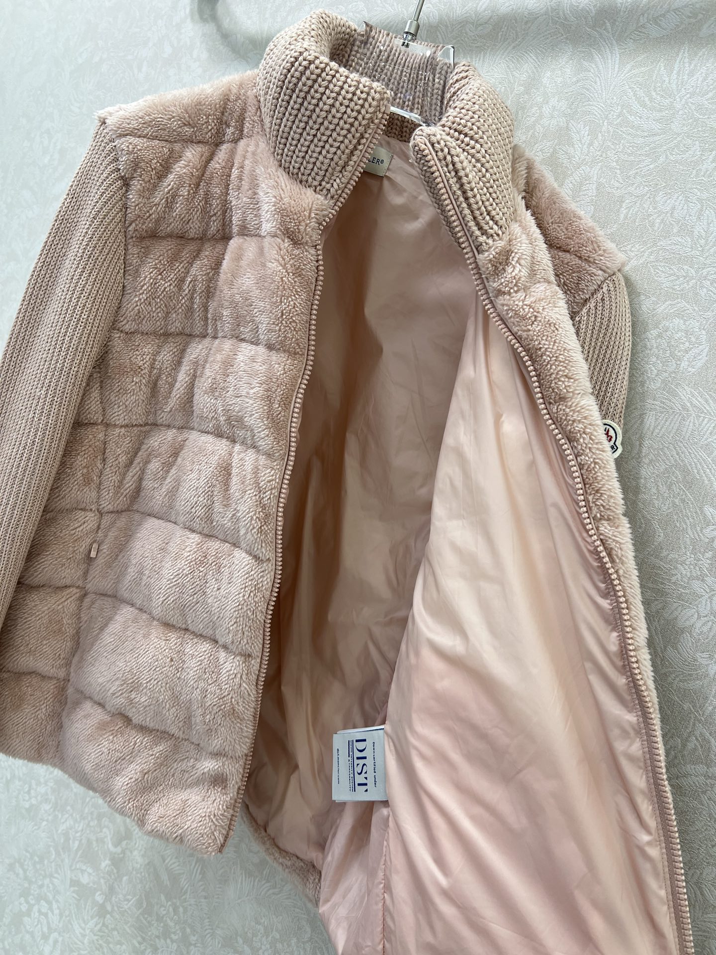 🔥🔥Moncler 25新款立领羊毛针织拼接毛绒羽绒！冬天的神器早秋必备单品。立领绗缝短款版型百搭不挑人