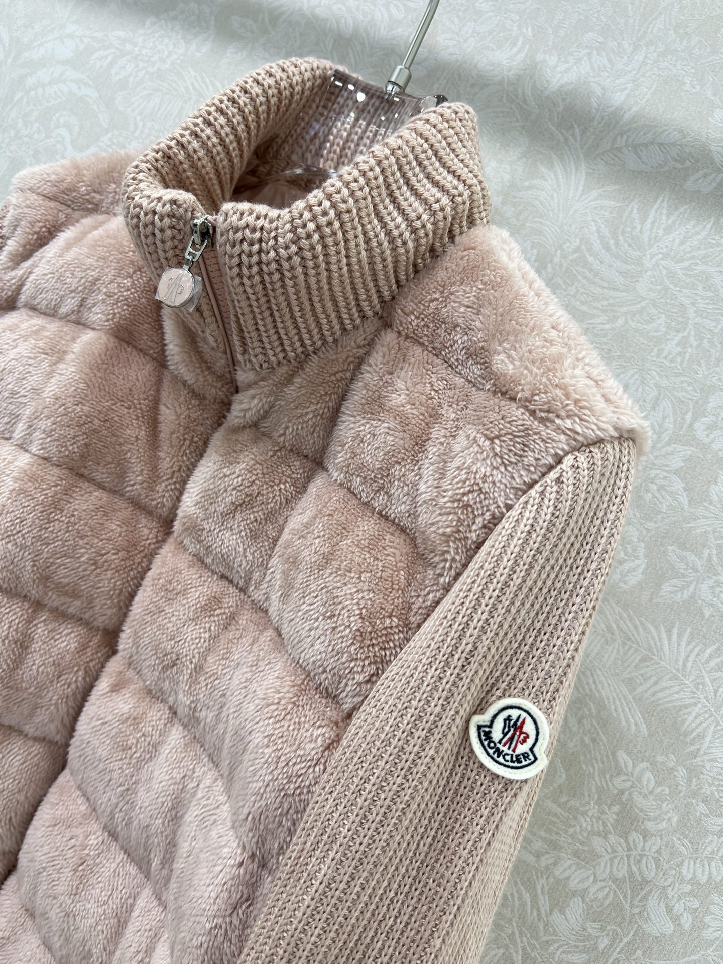 🔥🔥Moncler 25新款立领羊毛针织拼接毛绒羽绒！冬天的神器早秋必备单品。立领绗缝短款版型百搭不挑人