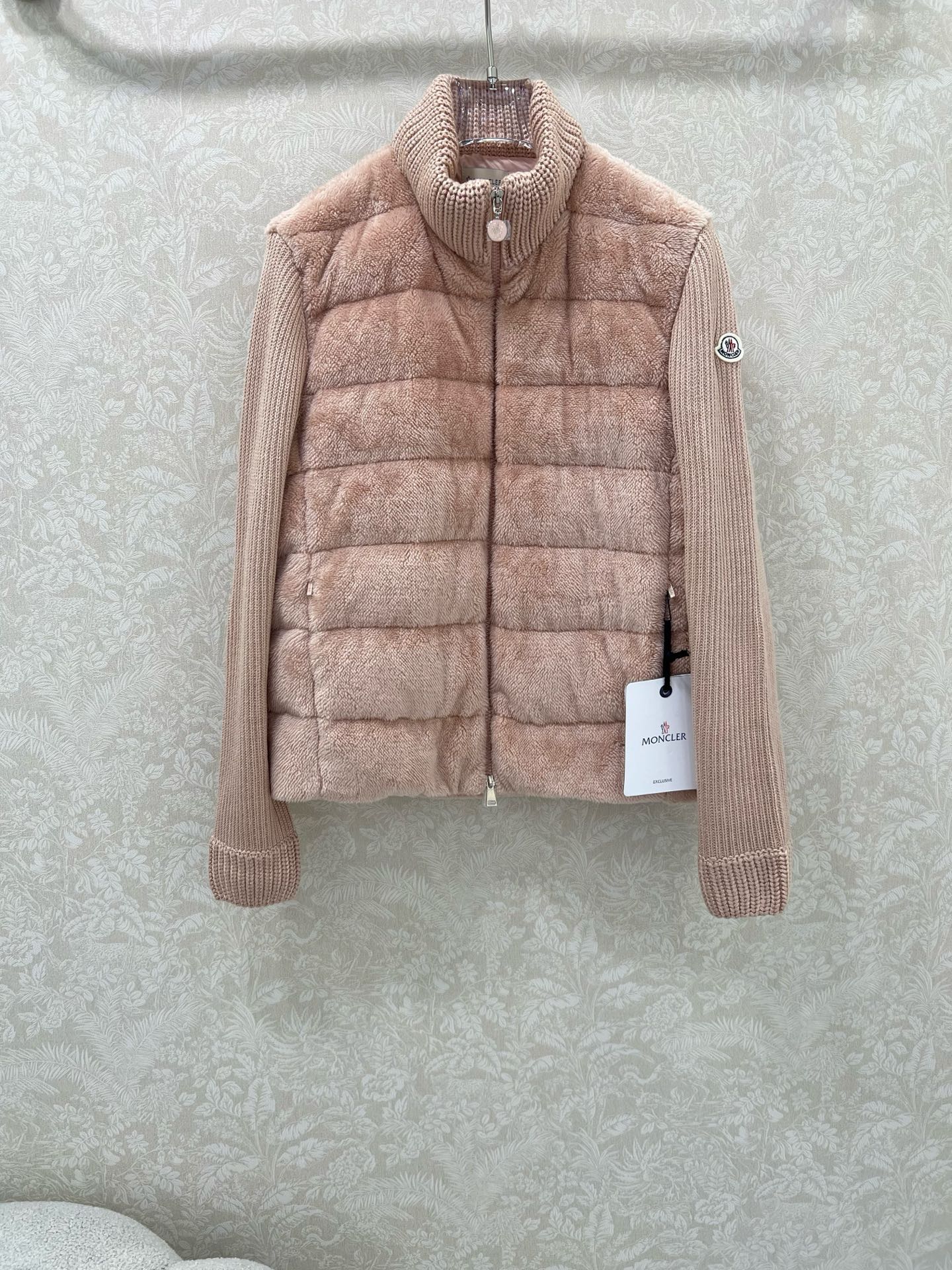 🔥🔥Moncler 25新款立领羊毛针织拼接毛绒羽绒！冬天的神器早秋必备单品。立领绗缝短款版型百搭不挑人