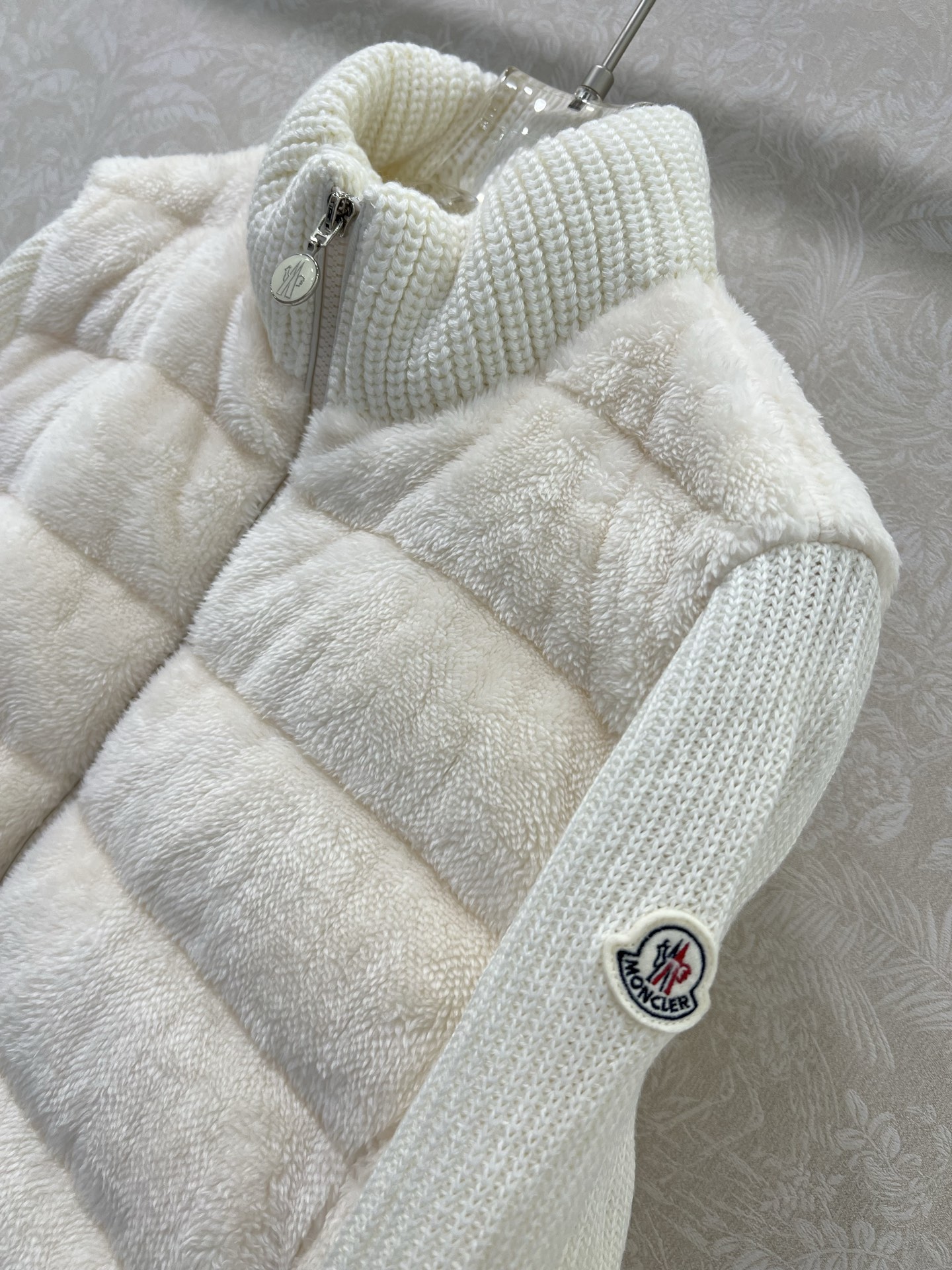 🔥🔥Moncler 25新款立领羊毛针织拼接毛绒羽绒！冬天的神器早秋必备单品。立领绗缝短款版型百搭不挑人
