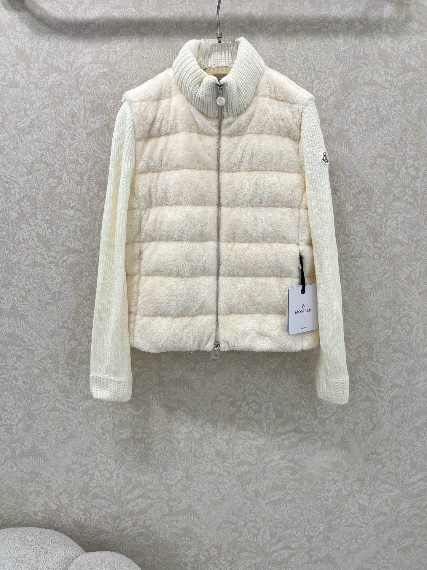 🔥🔥Moncler 25新款立领羊毛针织拼接毛绒羽绒！冬天的神器早秋必备单品。立领绗缝短款版型百搭不挑人