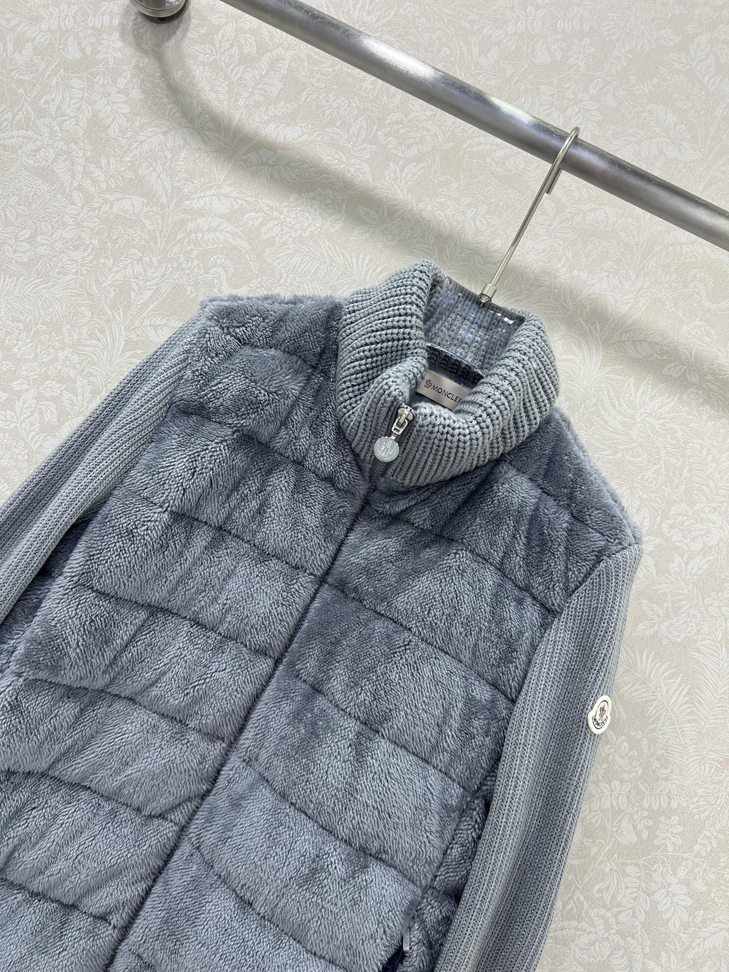 🔥🔥Moncler 25新款立领羊毛针织拼接毛绒羽绒！冬天的神器早秋必备单品。立领绗缝短款版型百搭不挑人