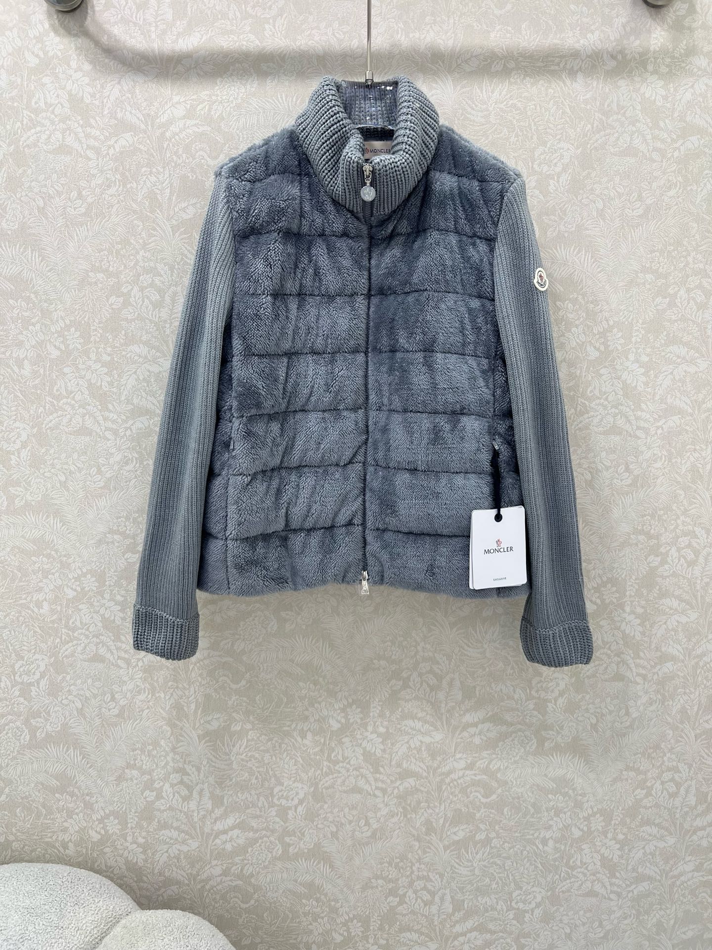 🔥🔥Moncler 25新款立领羊毛针织拼接毛绒羽绒！冬天的神器早秋必备单品。立领绗缝短款版型百搭不挑人