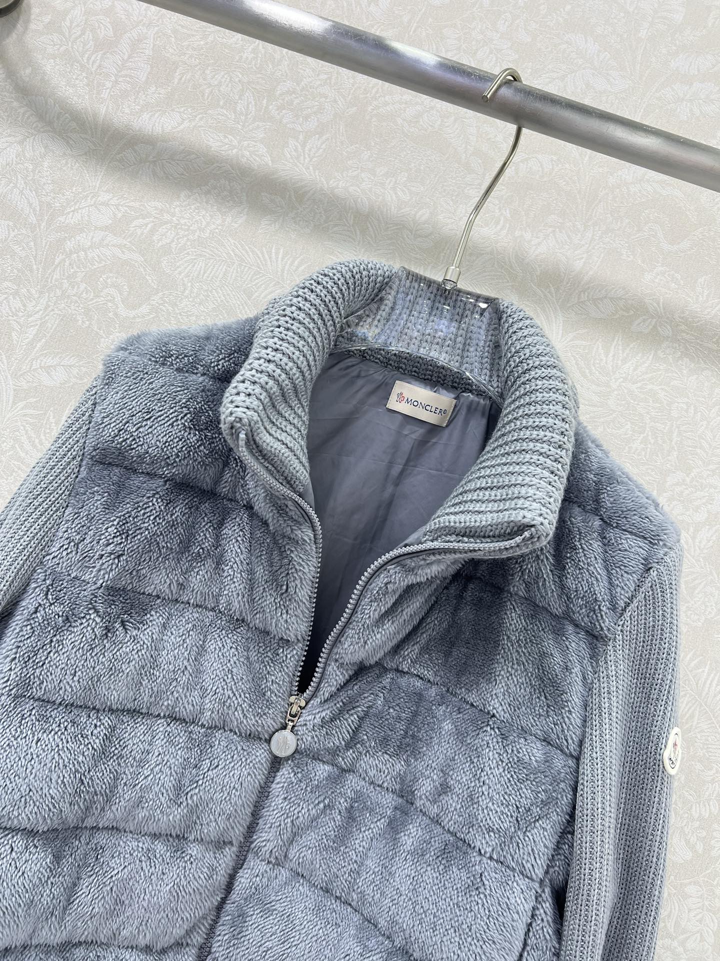 🔥🔥Moncler 25新款立领羊毛针织拼接毛绒羽绒！冬天的神器早秋必备单品。立领绗缝短款版型百搭不挑人