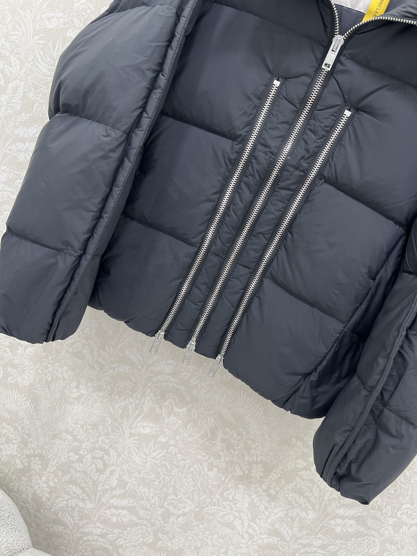 🔥🔥Moncler 25新款拉链面包羽绒服 冬天的神器 官网同步 胸前重金属拉链装饰 立领绗缝面包服版型