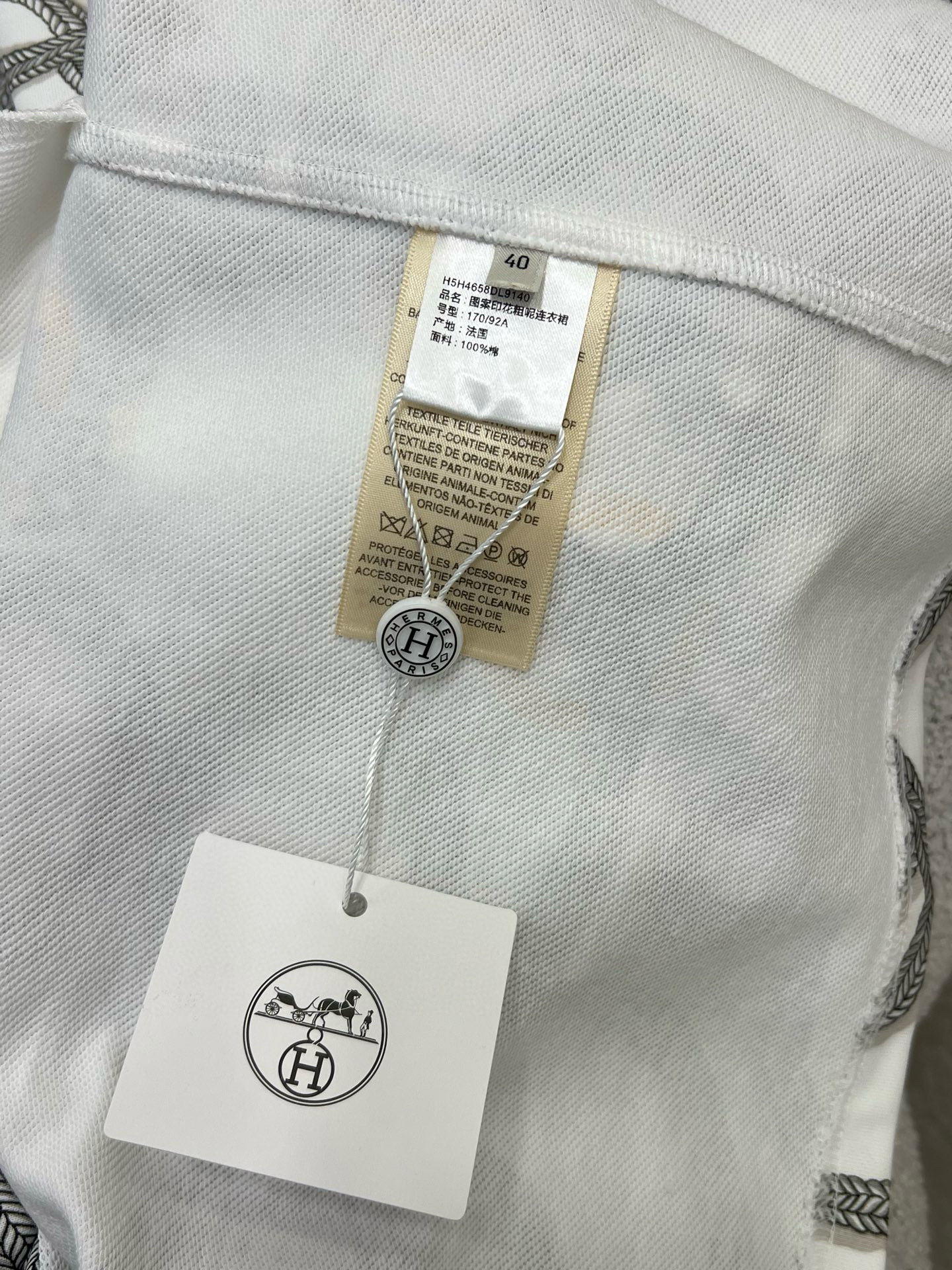 🔥🔥Herme*25秋冬新款印花背心连衣裙
抽绳腰部设计 流畅的线条结构 拿捏得恰如其分 最时尚耐看的色