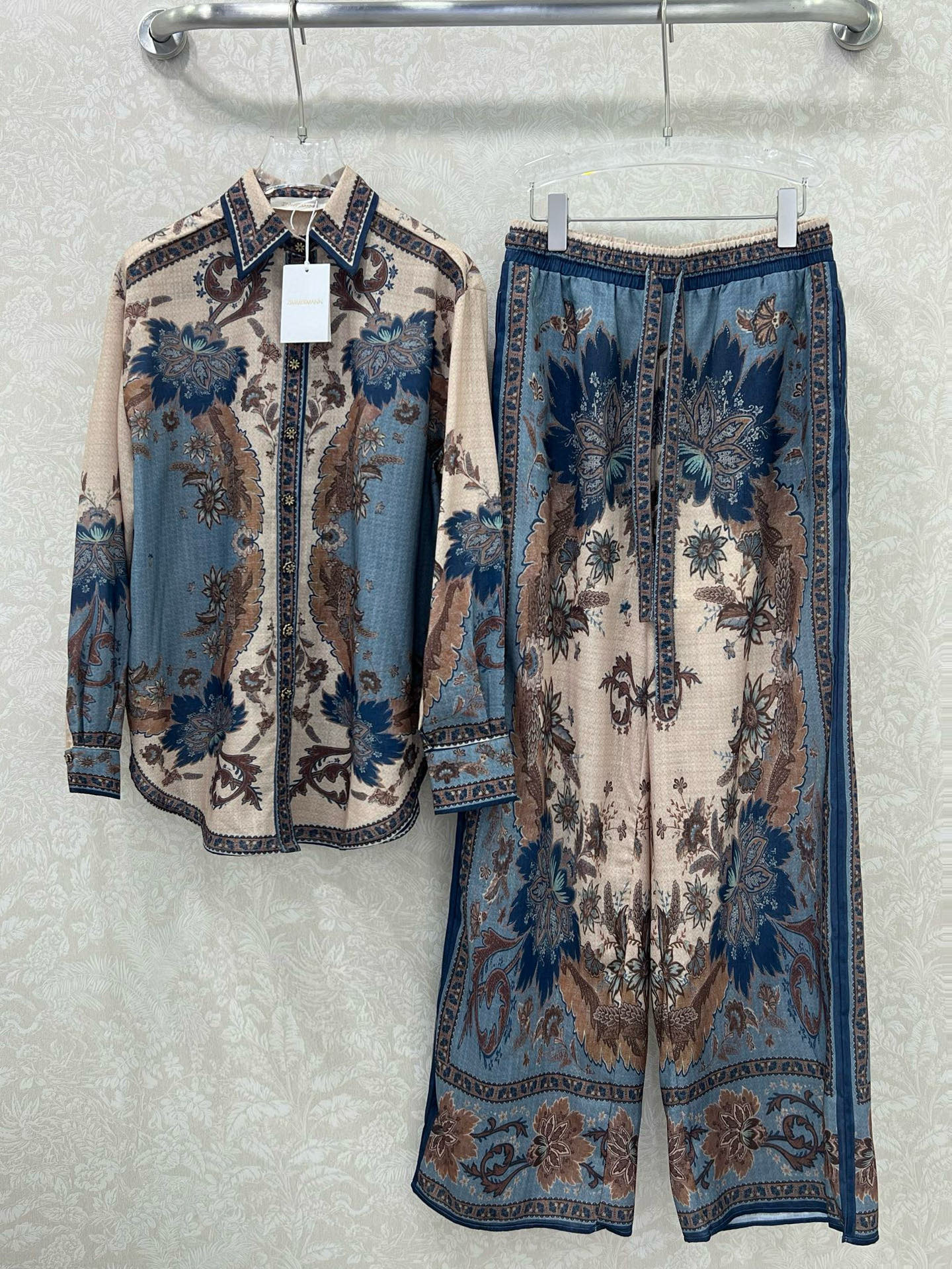 NO:639272,Zimmerman*/Zimmerman 25 new lapel front-breasted top and trousers suit. The lapel positioning flowers are made of customized fabrics, and the upper body is designed with a button placket. It is paired with a floral pattern decorated with ink positioning and paired with loose wide-leg trousers. It is super slim and shows a dynamic and fashionable sense. Monochrome size 4 SMLXL, Zimmerman-clothing, alexander wang19860909Zimmerman*兹/默曼25新款翻领前排扣上衣长裤套装 翻领定位花选用定制面料制成,上身采用纽扣门襟设计 搭配饰有水墨定位的花卉图案,搭配宽松的阔腿长裤 超级显瘦 展现活力时尚感 单色4码SMLXL,兹默曼-服装,alexander wang,Women's clothing