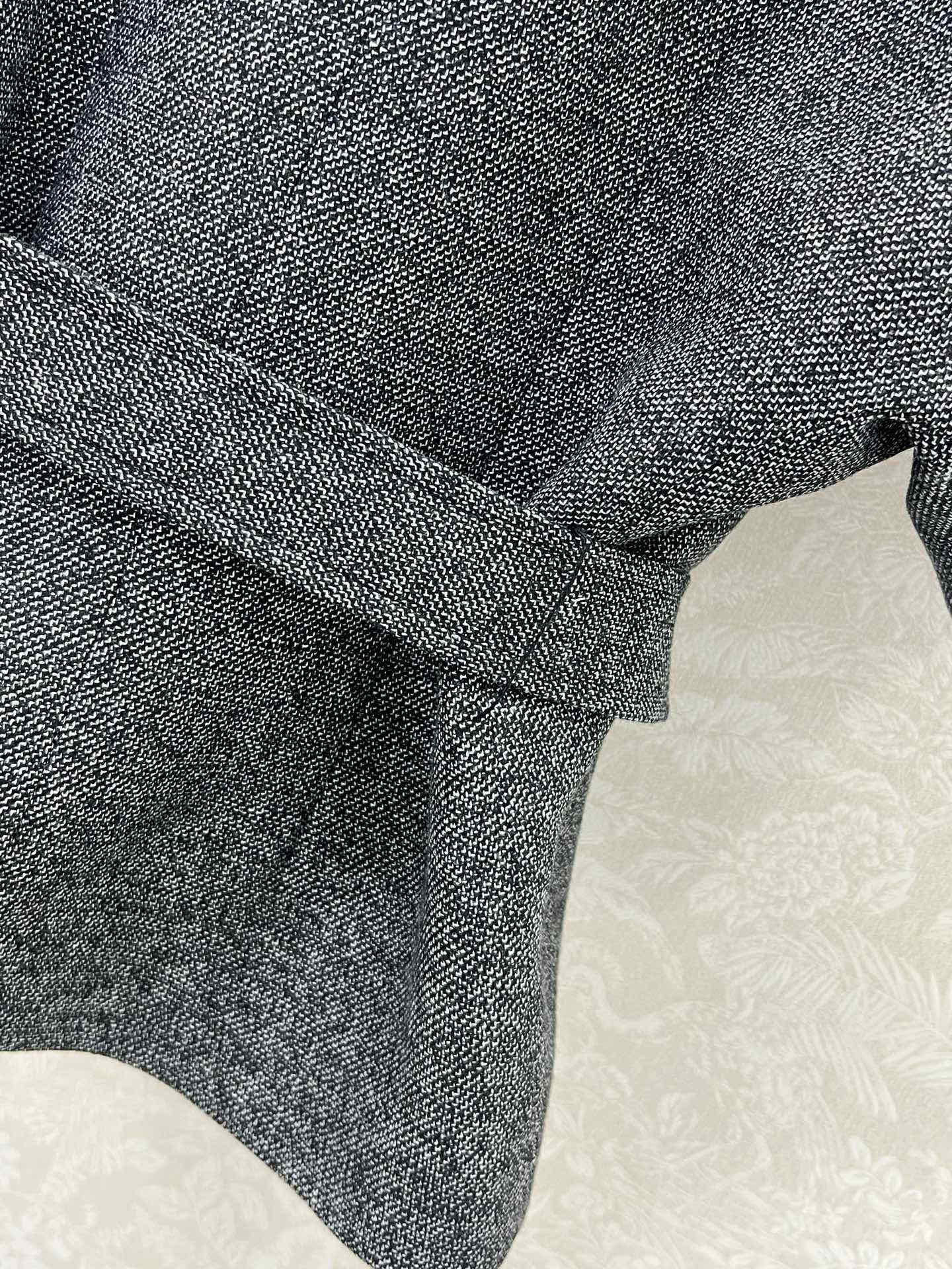 🔥🔥 DIO*迪/奥 25新款高版本 内衬真丝 V领同色系腰带收腰上衣 定制羊毛面料  高级灰 气质和活