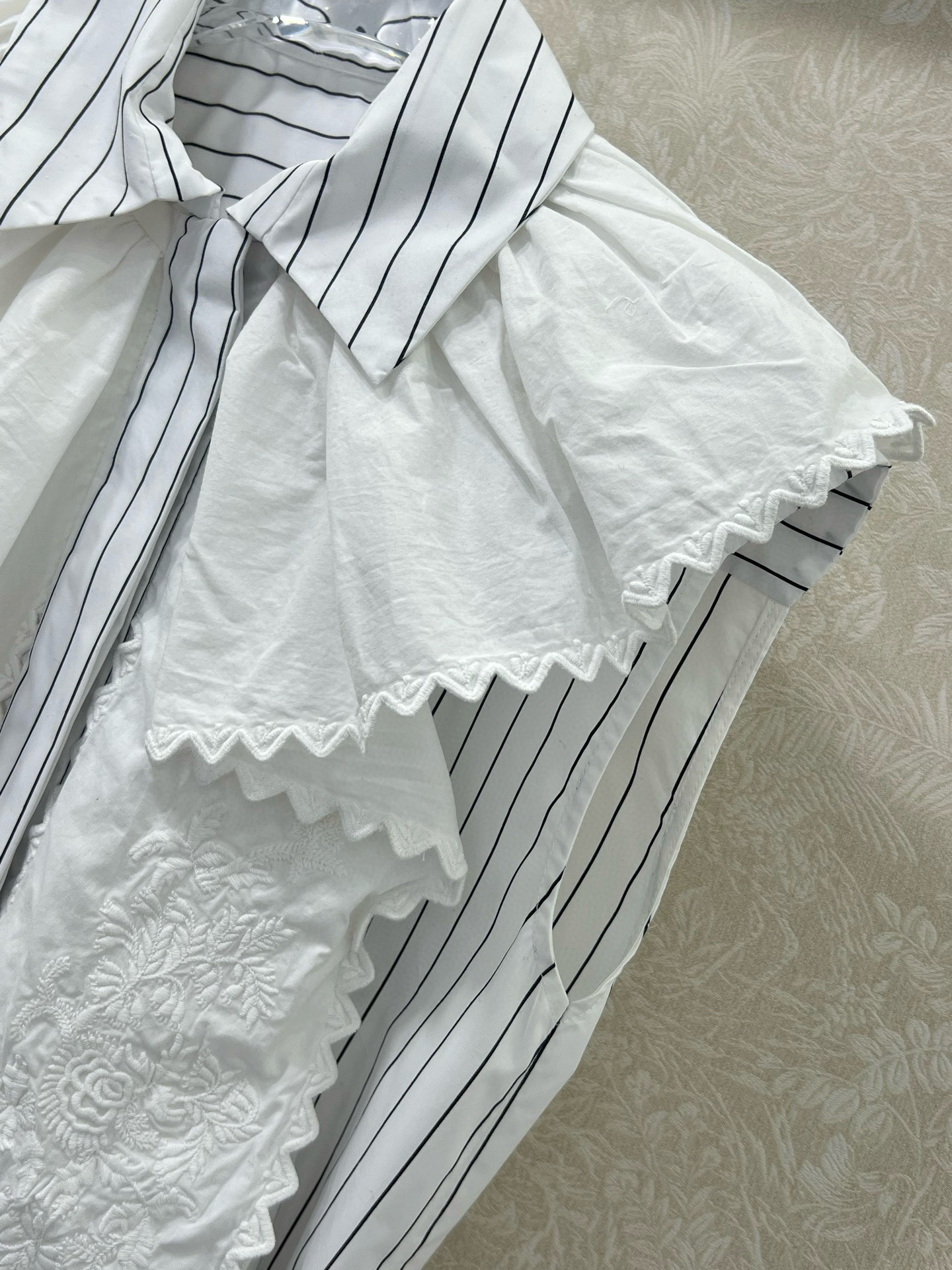 🔥🔥chan*l 25新款秀场同步更新~披肩式收完衬衣款连衣裙  荷叶百褶花边刺绣拼接 超有质感 宽松版