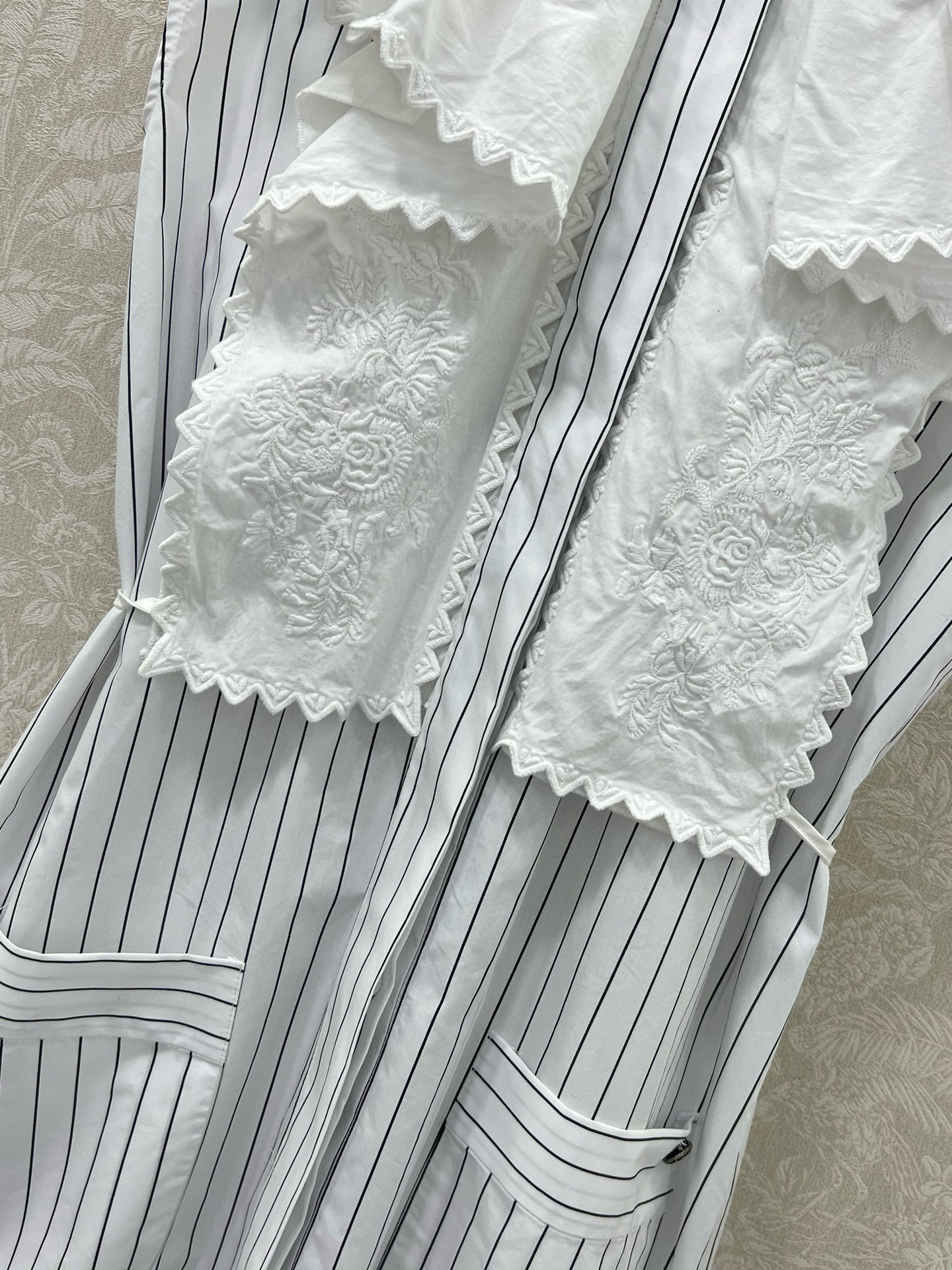 🔥🔥chan*l 25新款秀场同步更新~披肩式收完衬衣款连衣裙  荷叶百褶花边刺绣拼接 超有质感 宽松版