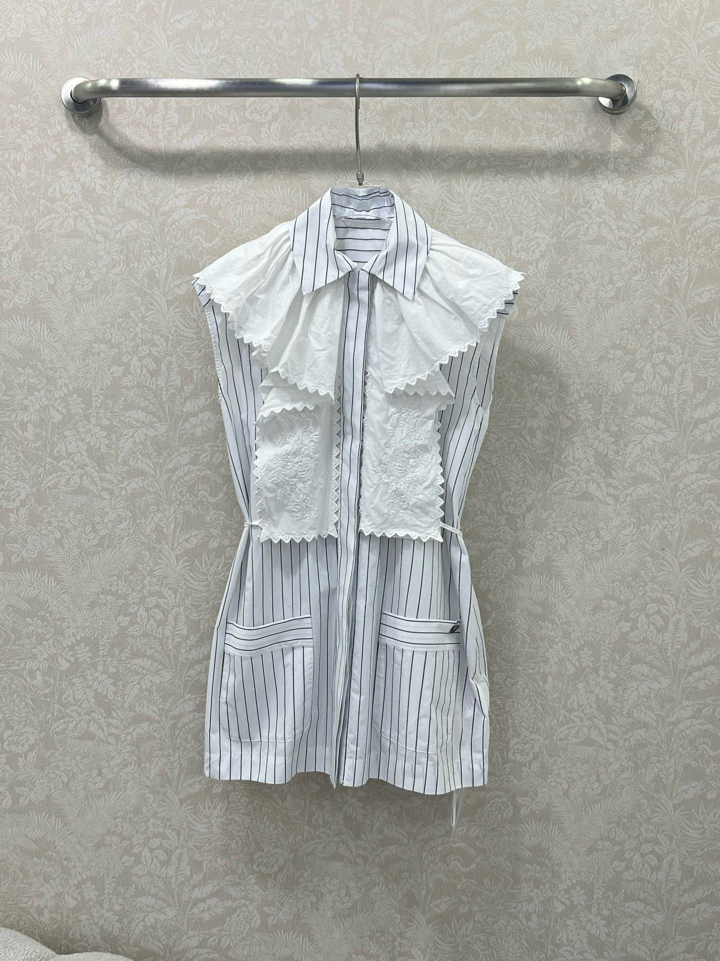 🔥🔥chan*l 25新款秀场同步更新~披肩式收完衬衣款连衣裙  荷叶百褶花边刺绣拼接 超有质感 宽松版