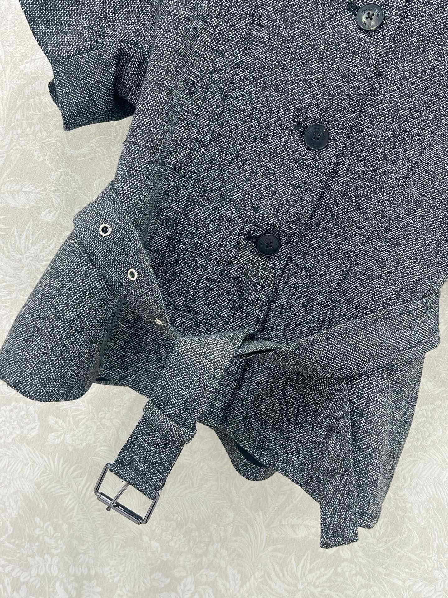 🔥🔥 DIO*迪/奥 25新款高版本 内衬真丝 V领同色系腰带收腰上衣 定制羊毛面料  高级灰 气质和活