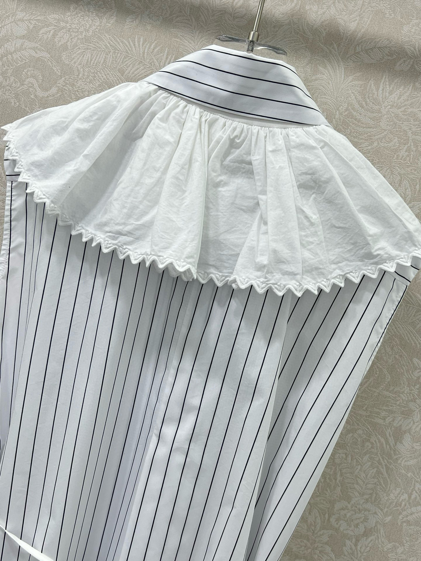 🔥🔥chan*l 25新款秀场同步更新~披肩式收完衬衣款连衣裙  荷叶百褶花边刺绣拼接 超有质感 宽松版