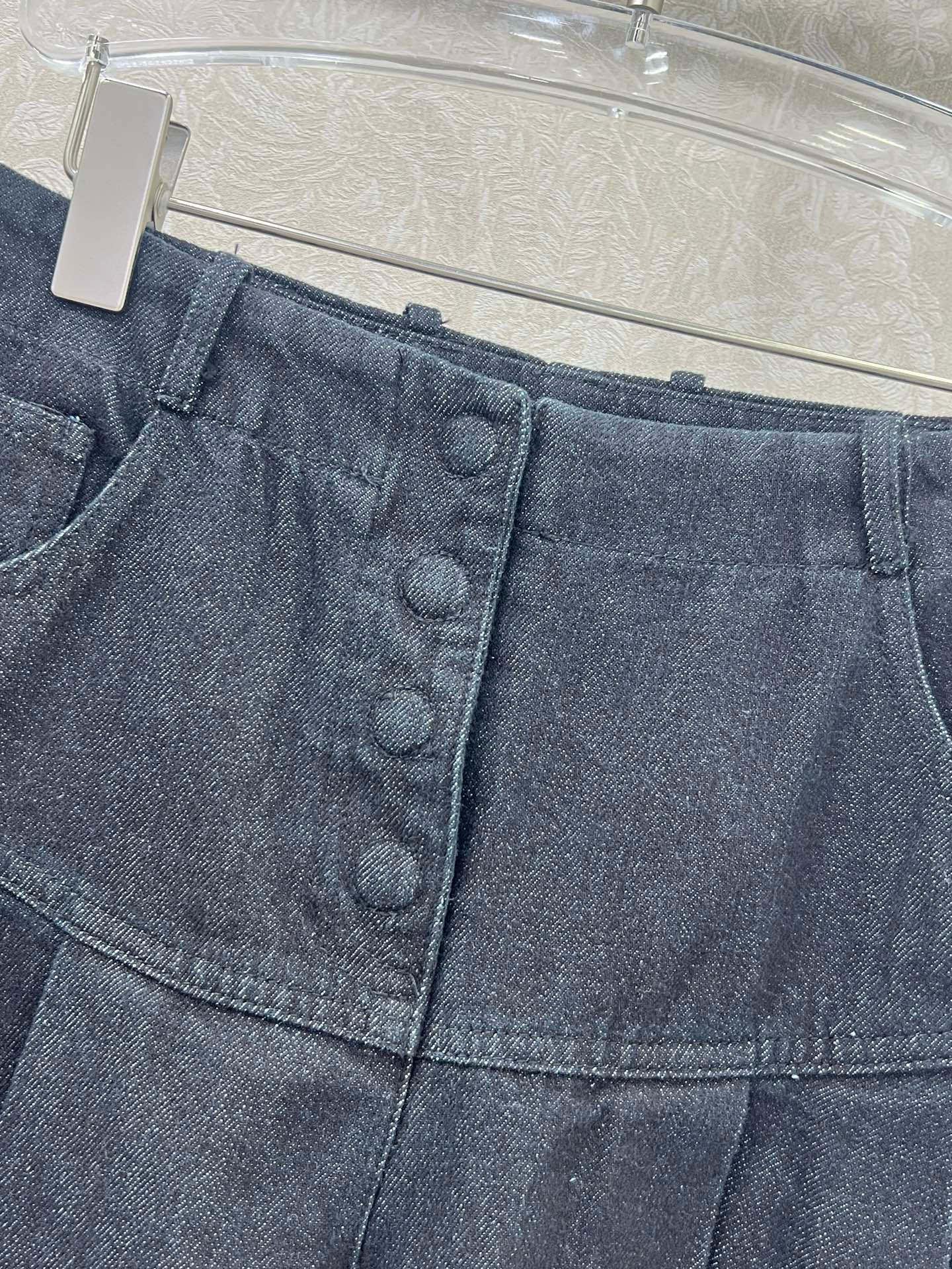 Luxurious Retro Style: Customized Cheesy Dress and FEND*25 Shorts with Tailored Details - 图片 3