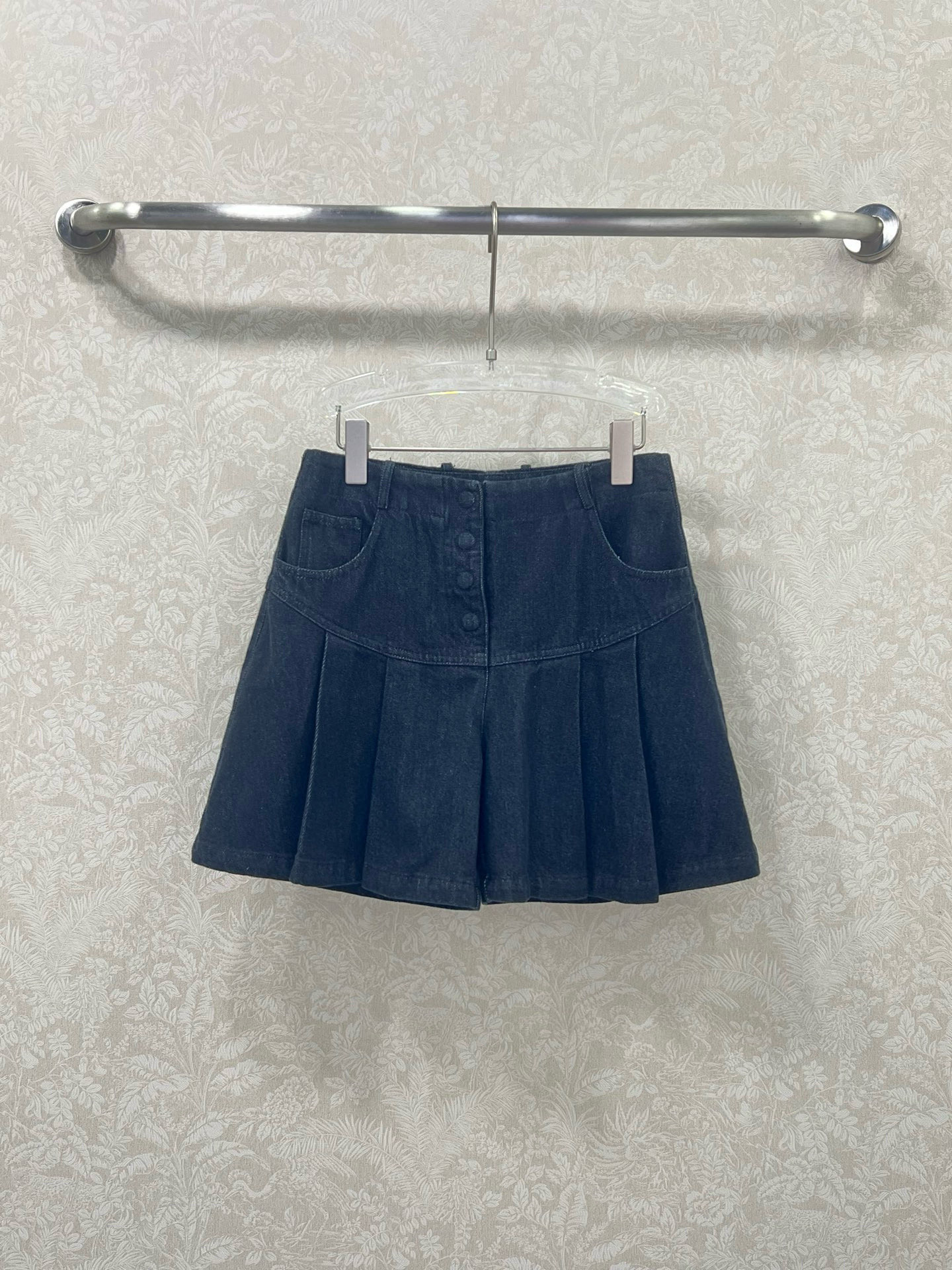 Luxurious Retro Style: Customized Cheesy Dress and FEND*25 Shorts with Tailored Details - 图片 1