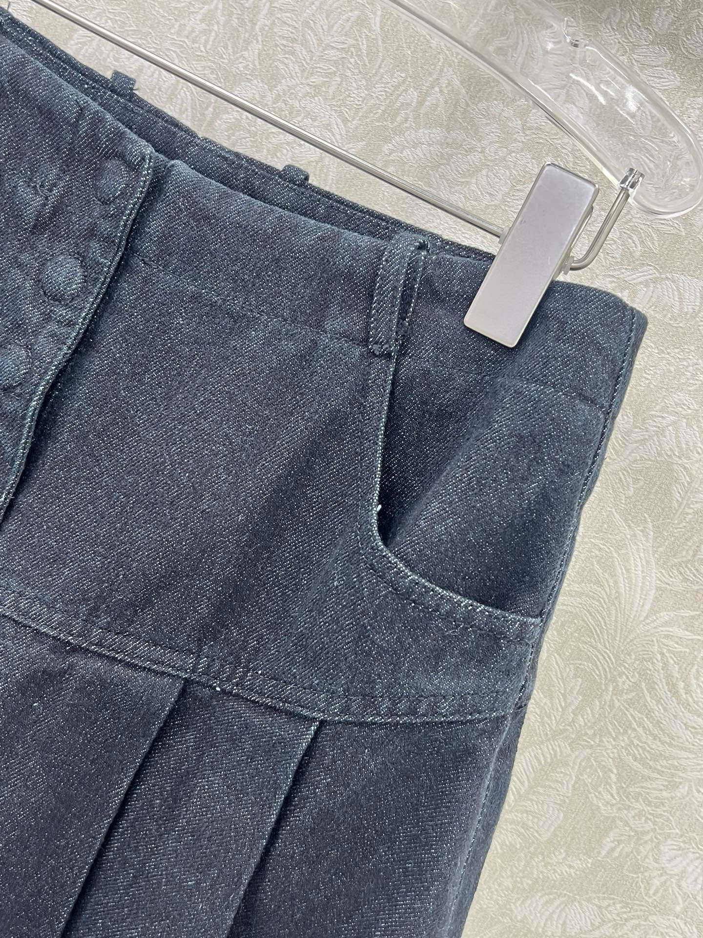 Luxurious Retro Style: Customized Cheesy Dress and FEND*25 Shorts with Tailored Details - 图片 2