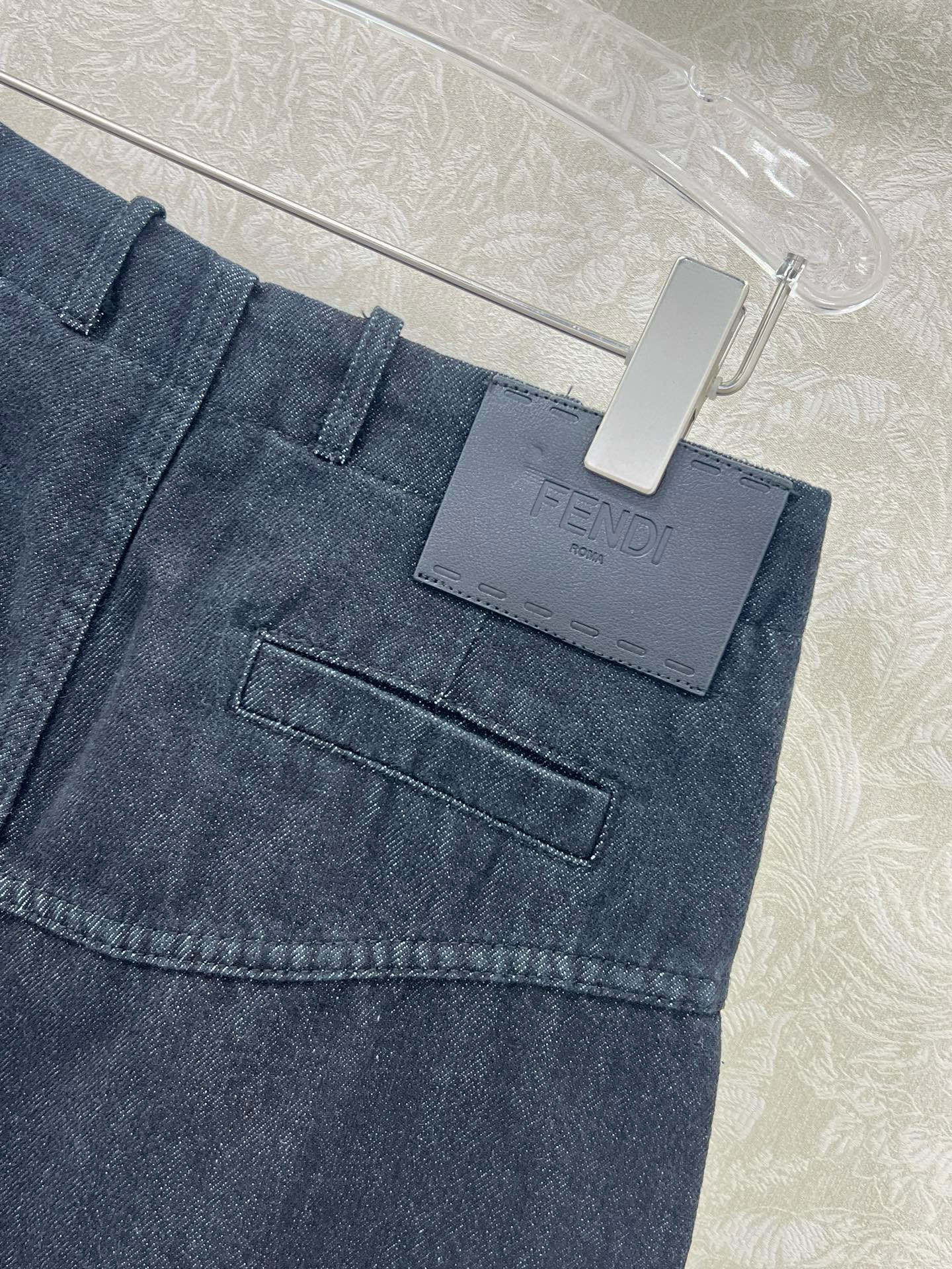 Luxurious Retro Style: Customized Cheesy Dress and FEND*25 Shorts with Tailored Details - 图片 7