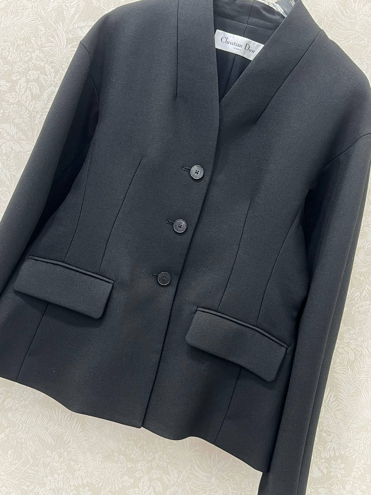 🔥🔥Dio*25新款女士新款高定手工系列西装丝毛外套 流畅的线条结构 拿捏得恰如其分  订制百分百丝毛材