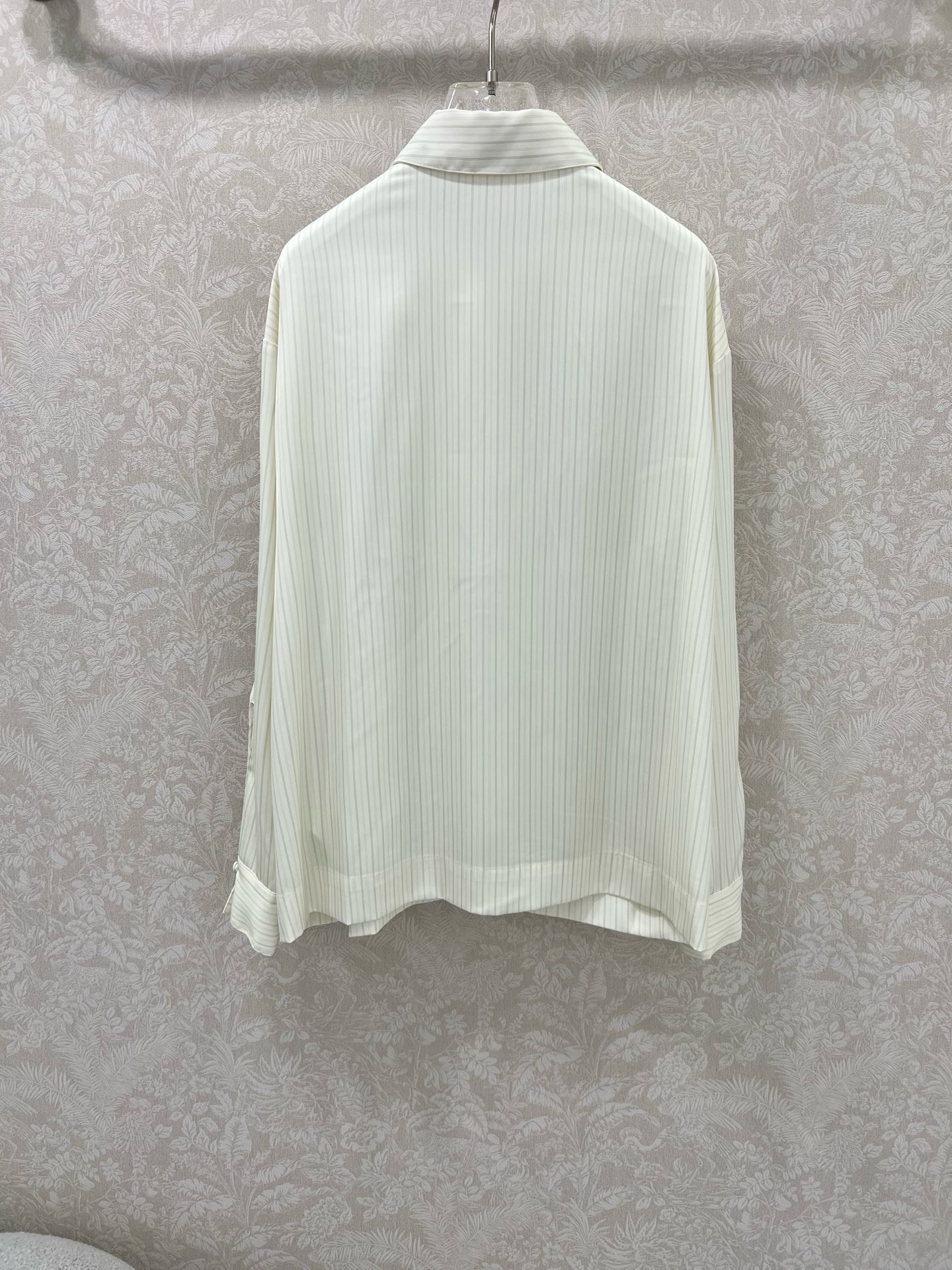 “Original Female Suit: New Retweeted FEND*25 Stripe Shirt Customization for Luxurious Style” - 图片 9