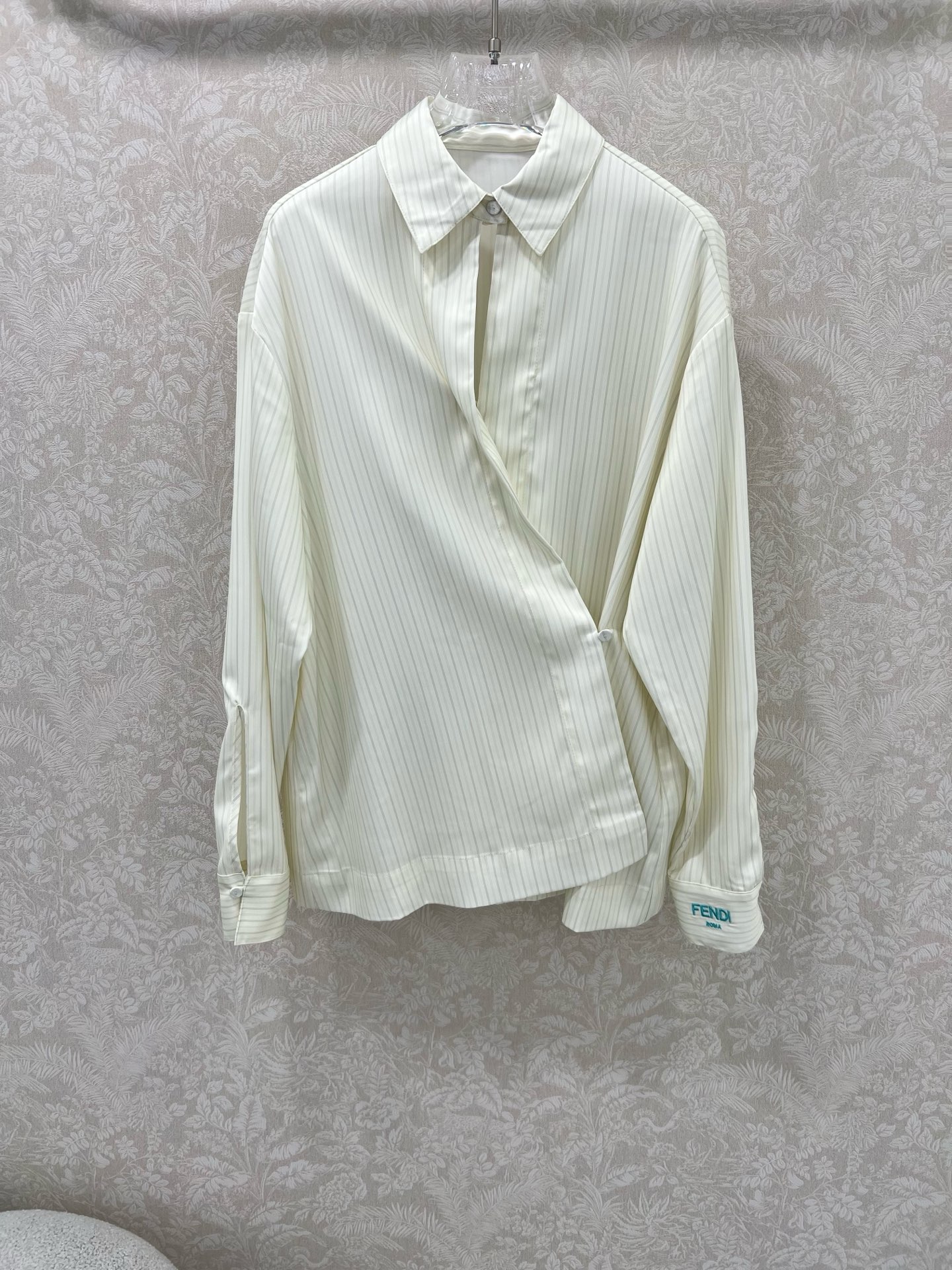 “Original Female Suit: New Retweeted FEND*25 Stripe Shirt Customization for Luxurious Style” - 图片 1