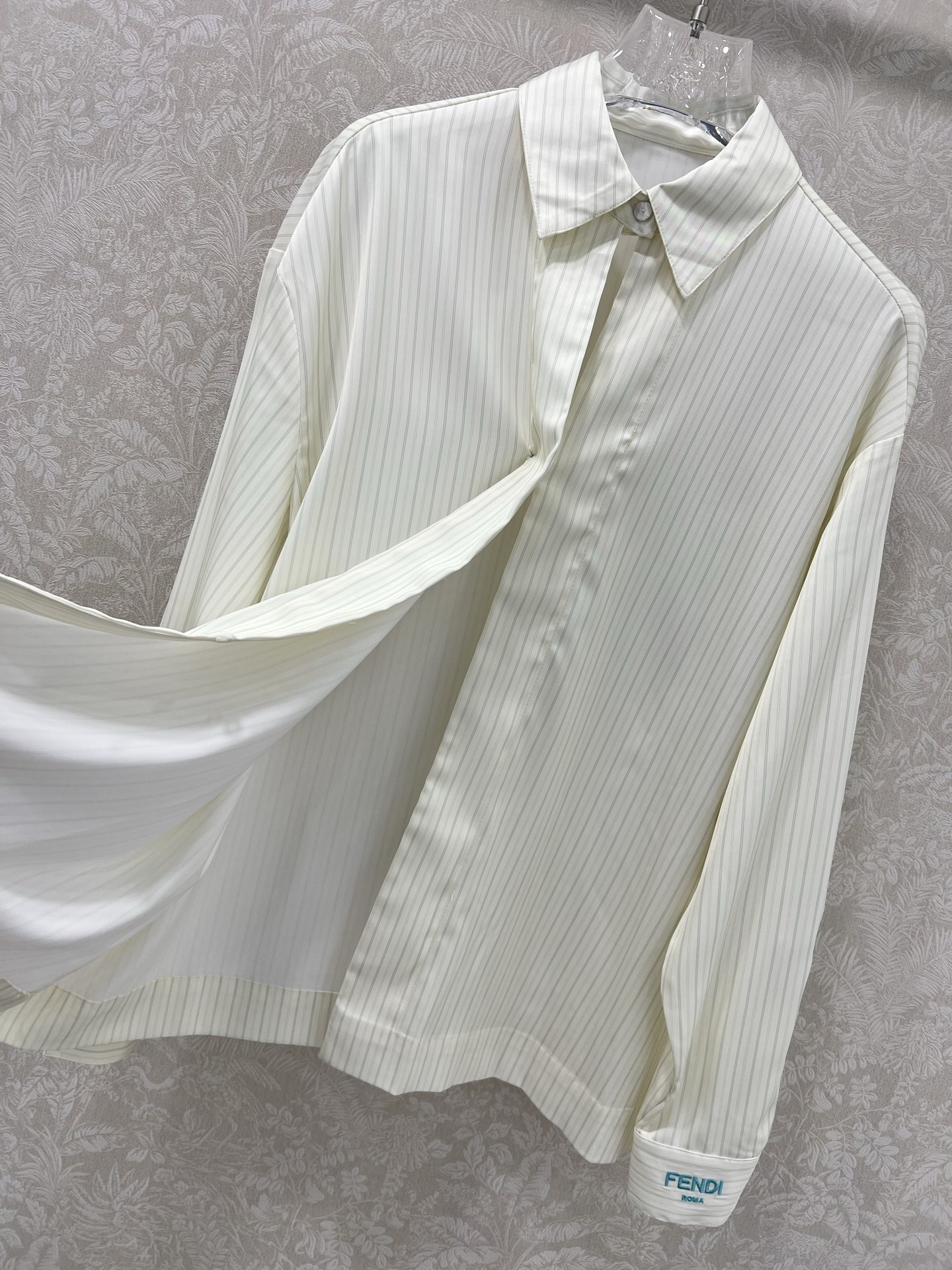 “Original Female Suit: New Retweeted FEND*25 Stripe Shirt Customization for Luxurious Style” - 图片 7