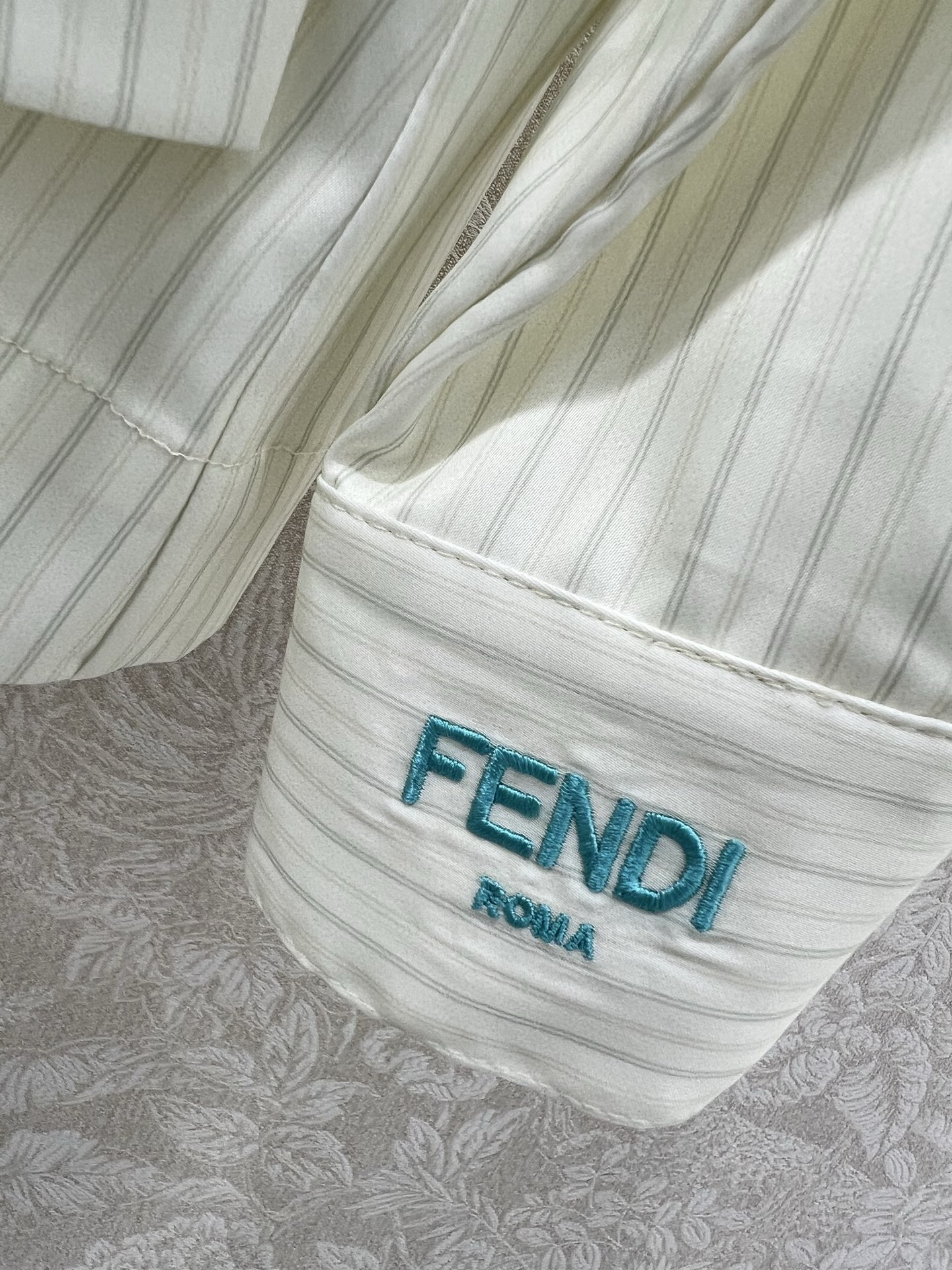“Original Female Suit: New Retweeted FEND*25 Stripe Shirt Customization for Luxurious Style” - 图片 5