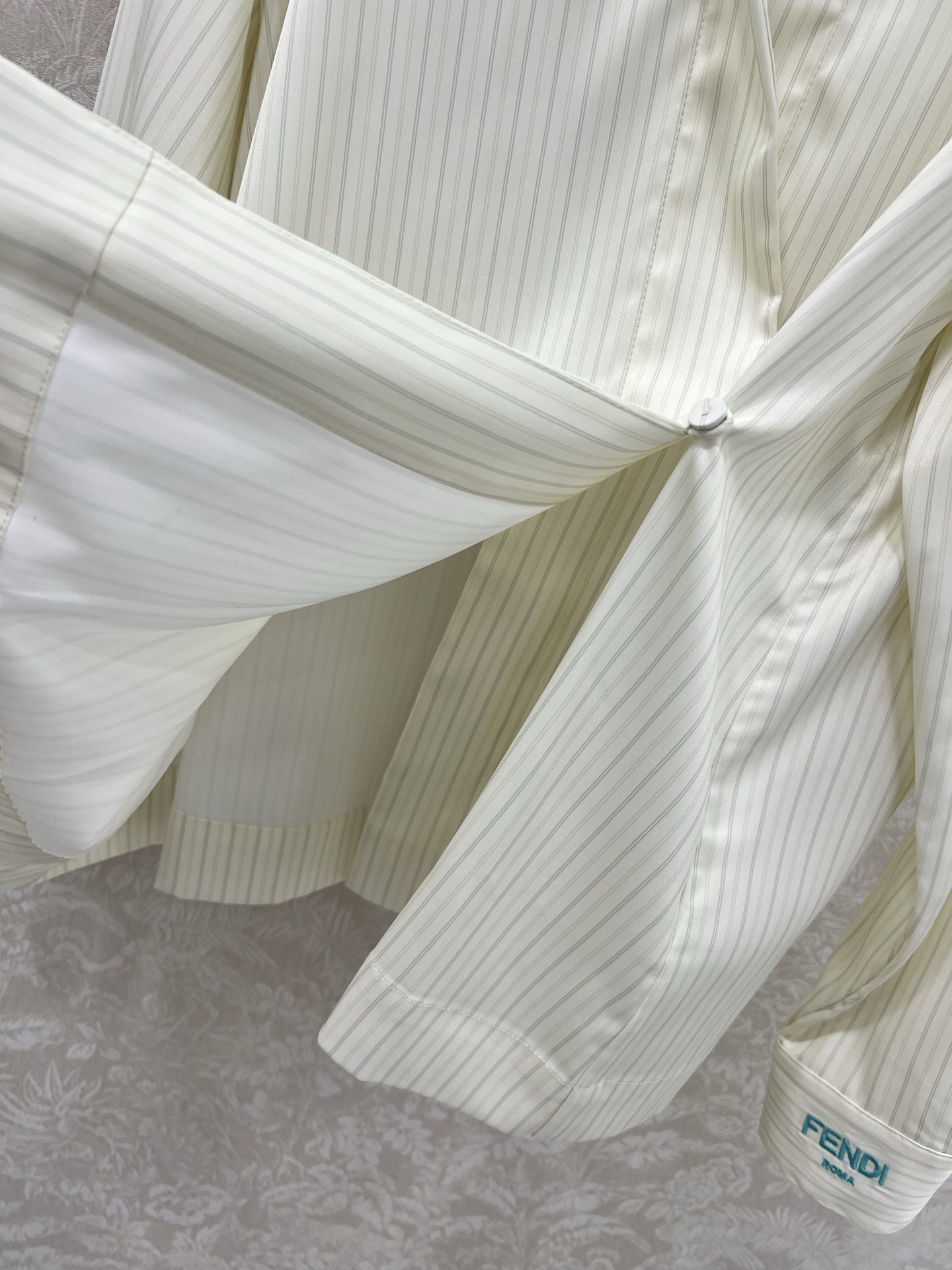 “Original Female Suit: New Retweeted FEND*25 Stripe Shirt Customization for Luxurious Style” - 图片 6