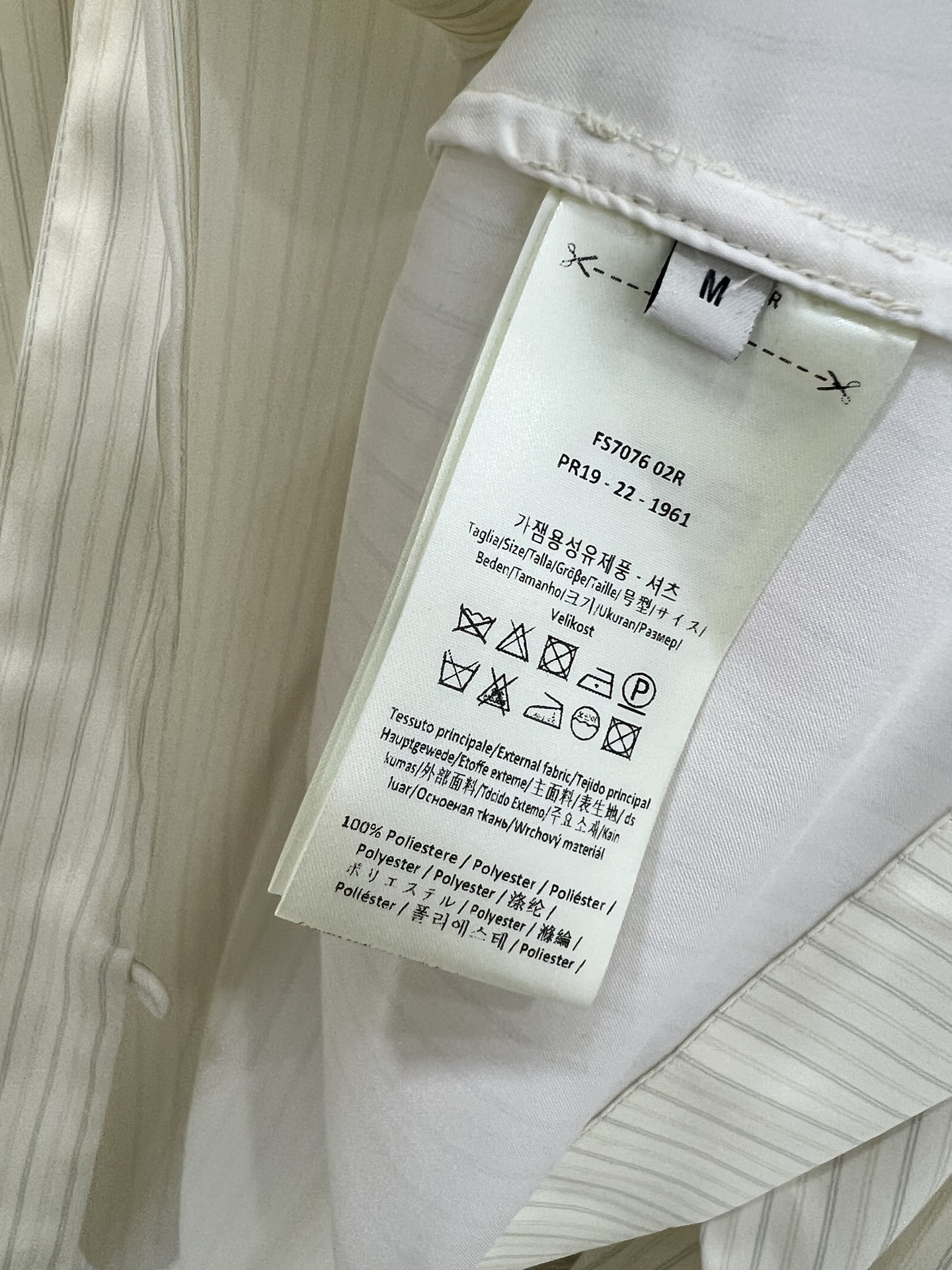 “Original Female Suit: New Retweeted FEND*25 Stripe Shirt Customization for Luxurious Style” - 图片 8