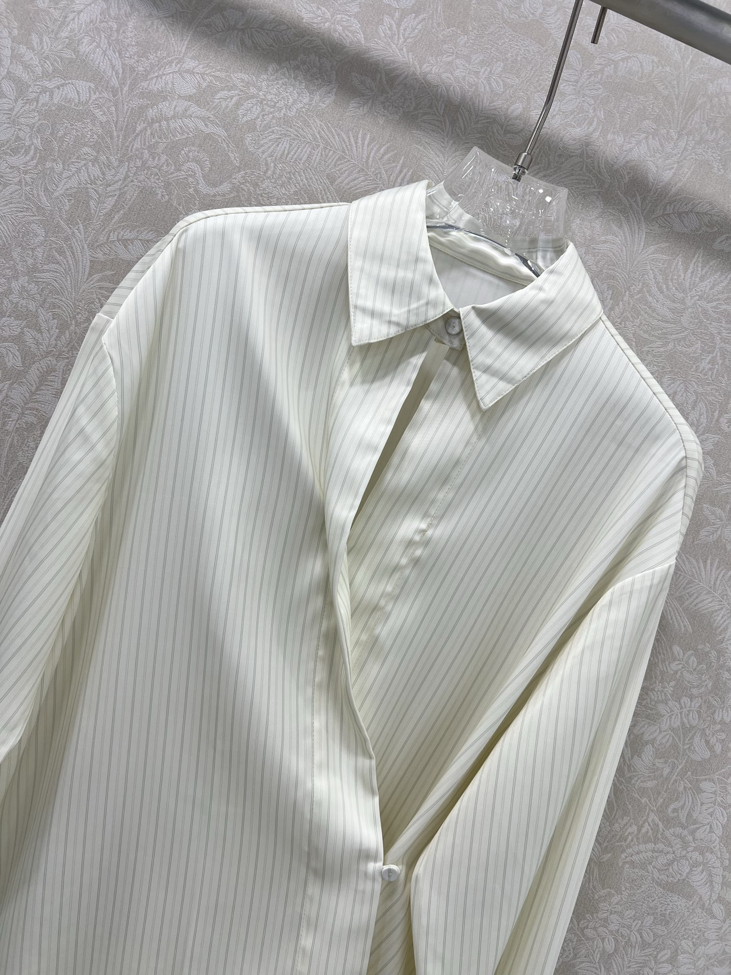 “Original Female Suit: New Retweeted FEND*25 Stripe Shirt Customization for Luxurious Style” - 图片 3