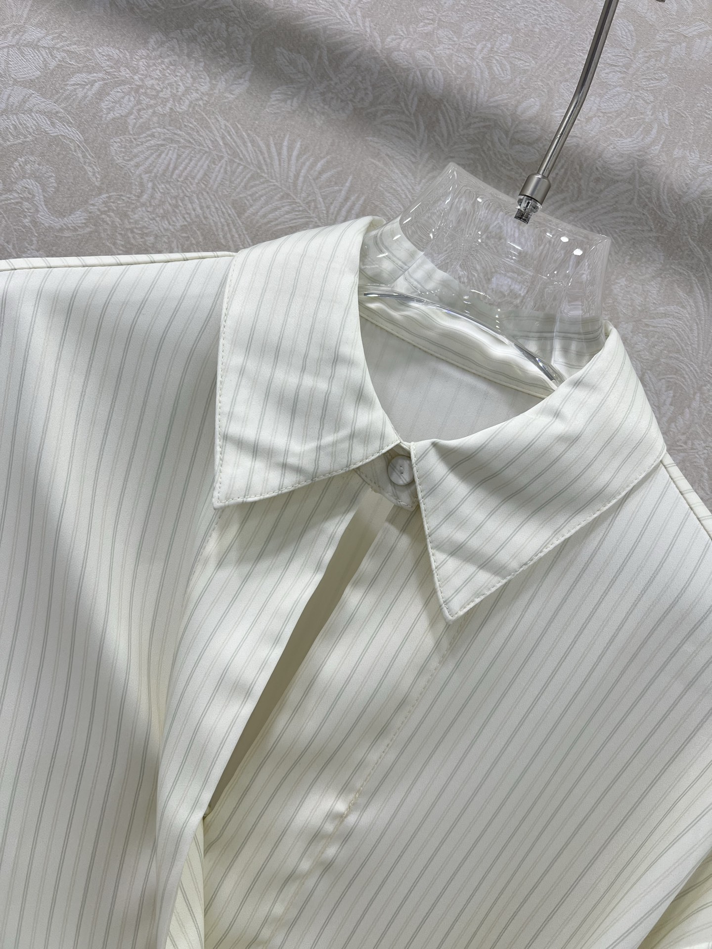 “Original Female Suit: New Retweeted FEND*25 Stripe Shirt Customization for Luxurious Style” - 图片 2
