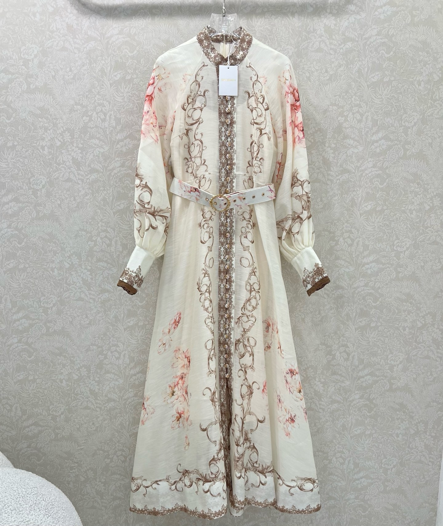 NO:639288,Zimmerman*/Zimmerman 25 new sfumato print series is now available ~ Long dress, small stand-up collar and lantern sleeve design, custom-made Duobao pattern hardware on the front, super eye-catching and eye-catching. The cuffs are tightened into puff sleeves. Original fabric belt is included. The skirt is oversized and the materials are full of sincerity. Super invincible fairy style. Heavy workmanship details, perfect reproduction of the counter style. Full of high-end, super correct version. Shows temperament in any casual wear. Long style  1 color 4 codes SMLXL, Zimmerman-clothing, skirts, alexander wang19860909Zimmerman*兹/默曼 25新款晕染印花系列 同步上新啦~长款连衣裙 小立领和灯笼袖设计 前襟定制多宝花样五金 超吸睛让人眼前一亮 袖口收紧变成泡泡袖 配送本布色系腰带 裙身超大摆用料诚意满满 超无敌仙女款 重工细节,完美复刻专柜款 高级感满满,版型超正 随意一搭都显气质 长款 1色4码SMLXL,兹默曼-服装,skirts,alexander wang,Women's clothing