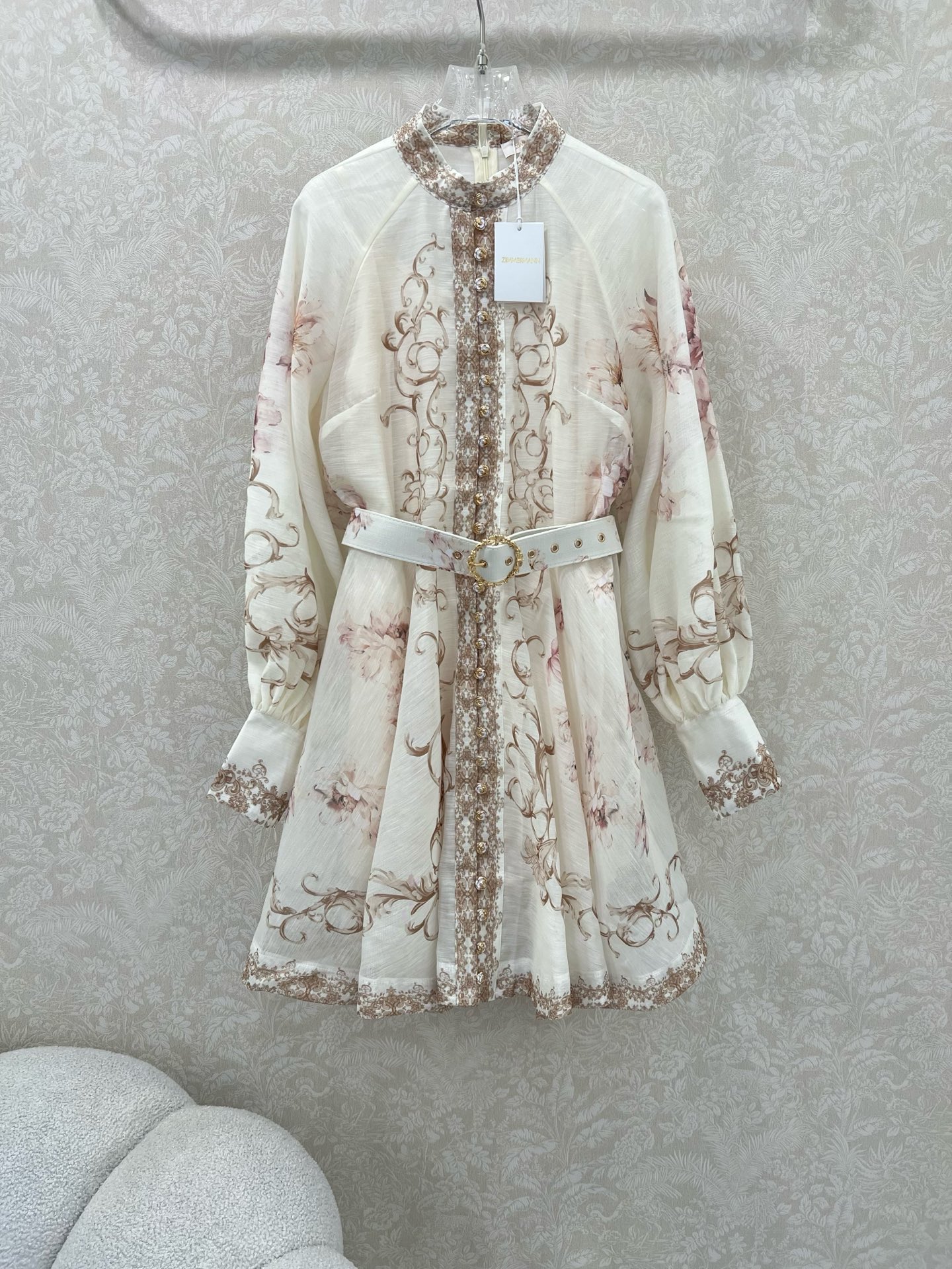 NO:639290,Zimmerman*/Zimmerman 25 new sfumato print series is now available ~ short dress, small stand-up collar and lantern sleeve design, custom-made Duobao pattern hardware on the front, super eye-catching and eye-catching. The cuffs are tightened into puff sleeves. Original fabric belt is included. The skirt is oversized and the materials are full of sincerity. Super invincible fairy style. Heavy workmanship details, perfect reproduction of the counter style. Full of high-end, super correct version. Shows temperament in any casual wear. Short style  1 color 4 codes SMLXL, Zimmerman-clothing, skirts, alexander wang19860909Zimmerman*兹/默曼 25新款晕染印花系列 同步上新啦~短款连衣裙 小立领和灯笼袖设计 前襟定制多宝花样五金 超吸睛让人眼前一亮 袖口收紧变成泡泡袖 配送本布色系腰带 裙身超大摆用料诚意满满 超无敌仙女款 重工细节,完美复刻专柜款 高级感满满,版型超正 随意一搭都显气质 短款 1色4码SMLXL,兹默曼-服装,skirts,alexander wang,Women's clothing