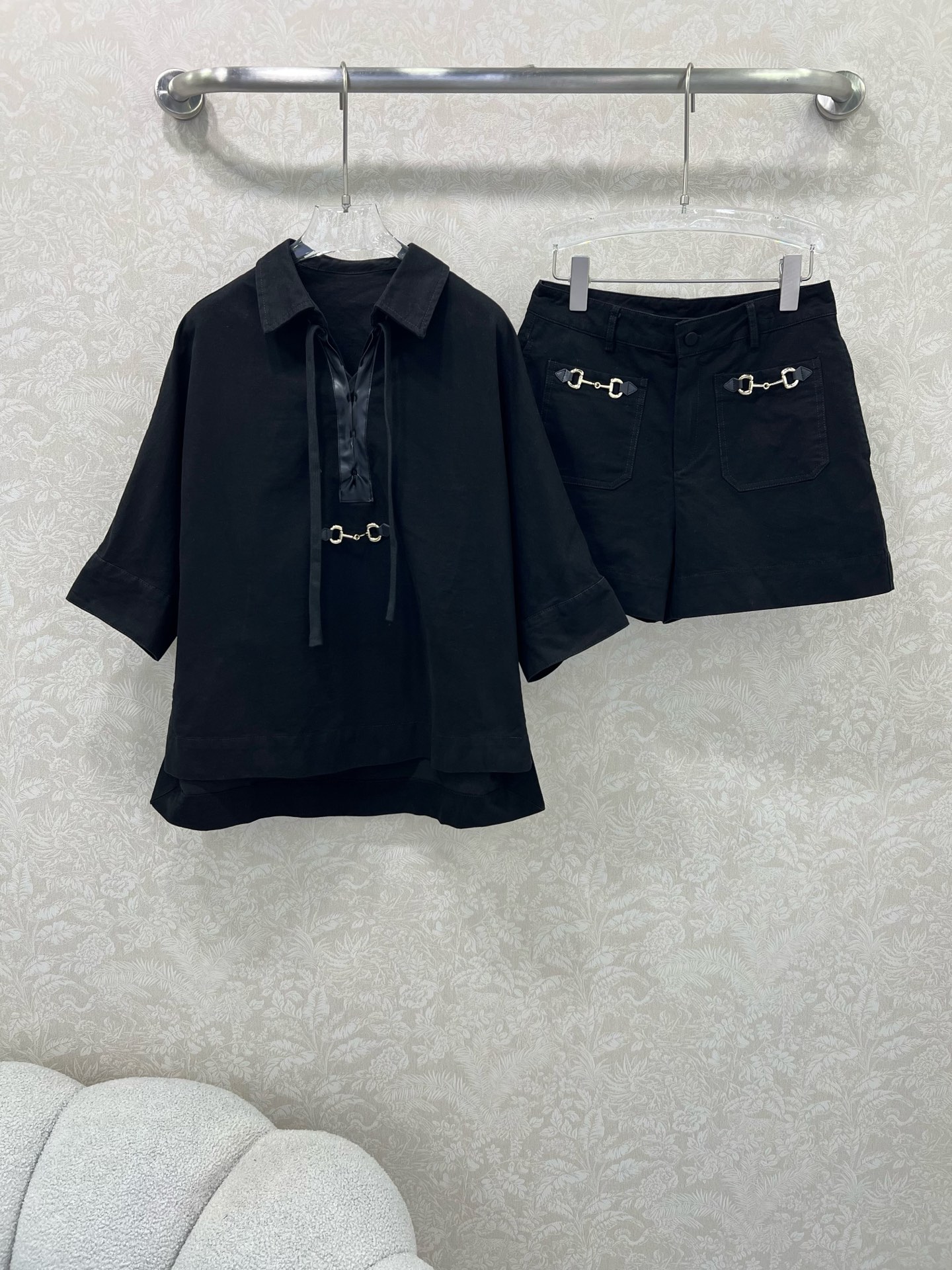 Gucc* Leather Women’s Suit with Pony-Tip Buttons: Customizable Cotton Material, Brand Highlighting Thong.