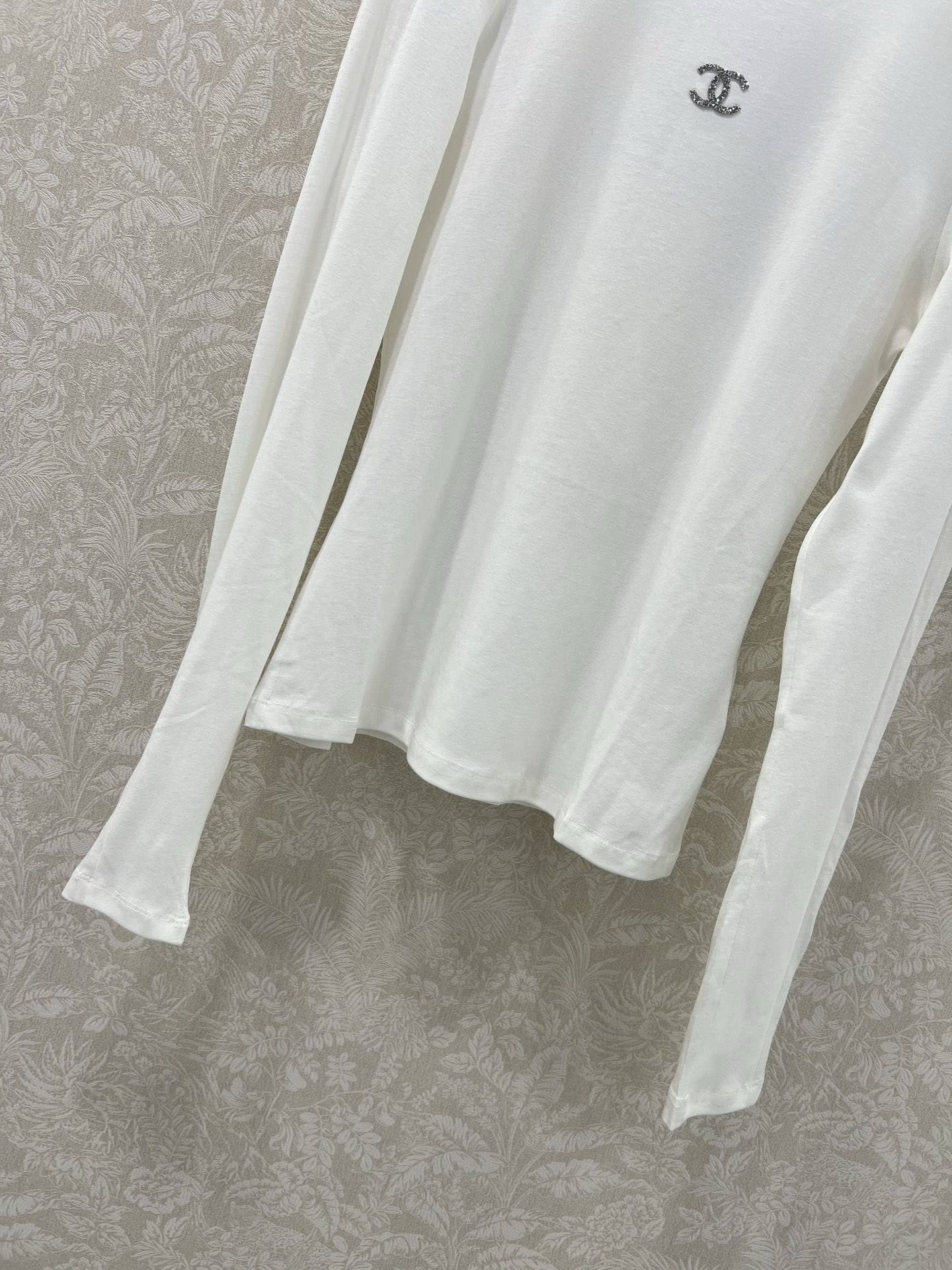 🔥🔥CHAN*L香/奈儿25新款徽标长袖打底上衣 采用纯色设计 简约而不失时尚感 无论是搭配其他颜色的单