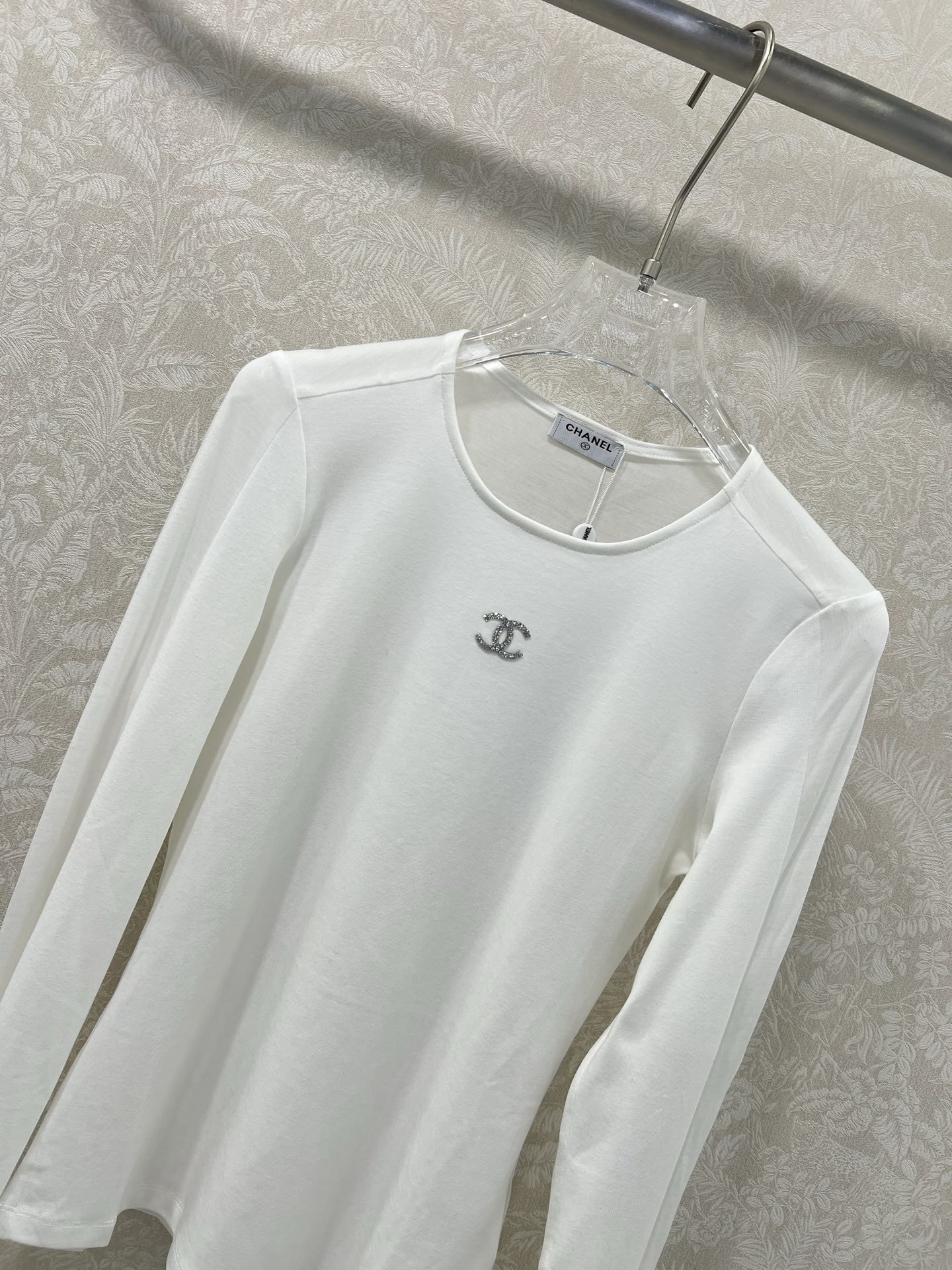 🔥🔥CHAN*L香/奈儿25新款徽标长袖打底上衣 采用纯色设计 简约而不失时尚感 无论是搭配其他颜色的单