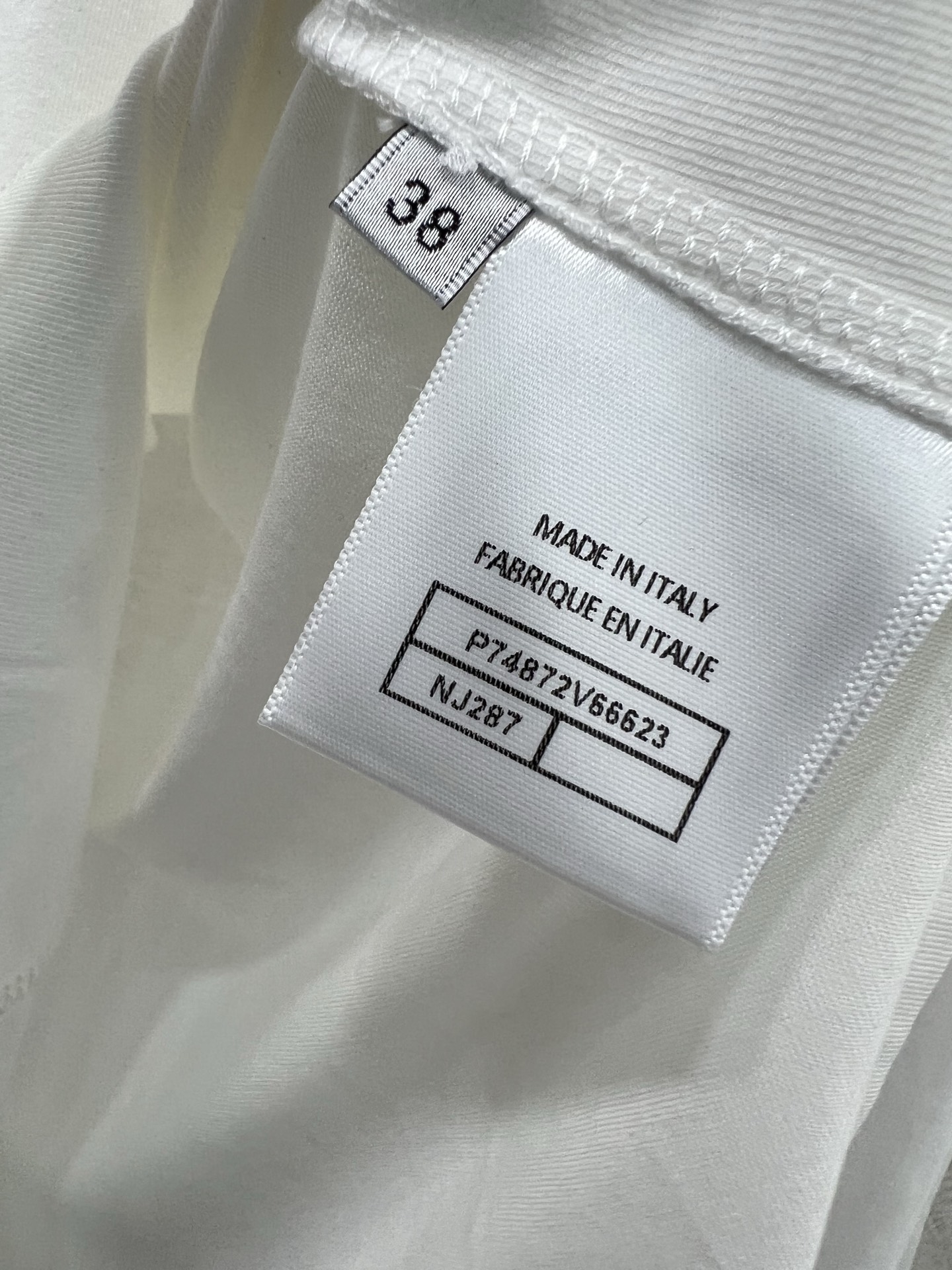 🔥🔥CHAN*L香/奈儿25新款徽标长袖打底上衣 采用纯色设计 简约而不失时尚感 无论是搭配其他颜色的单