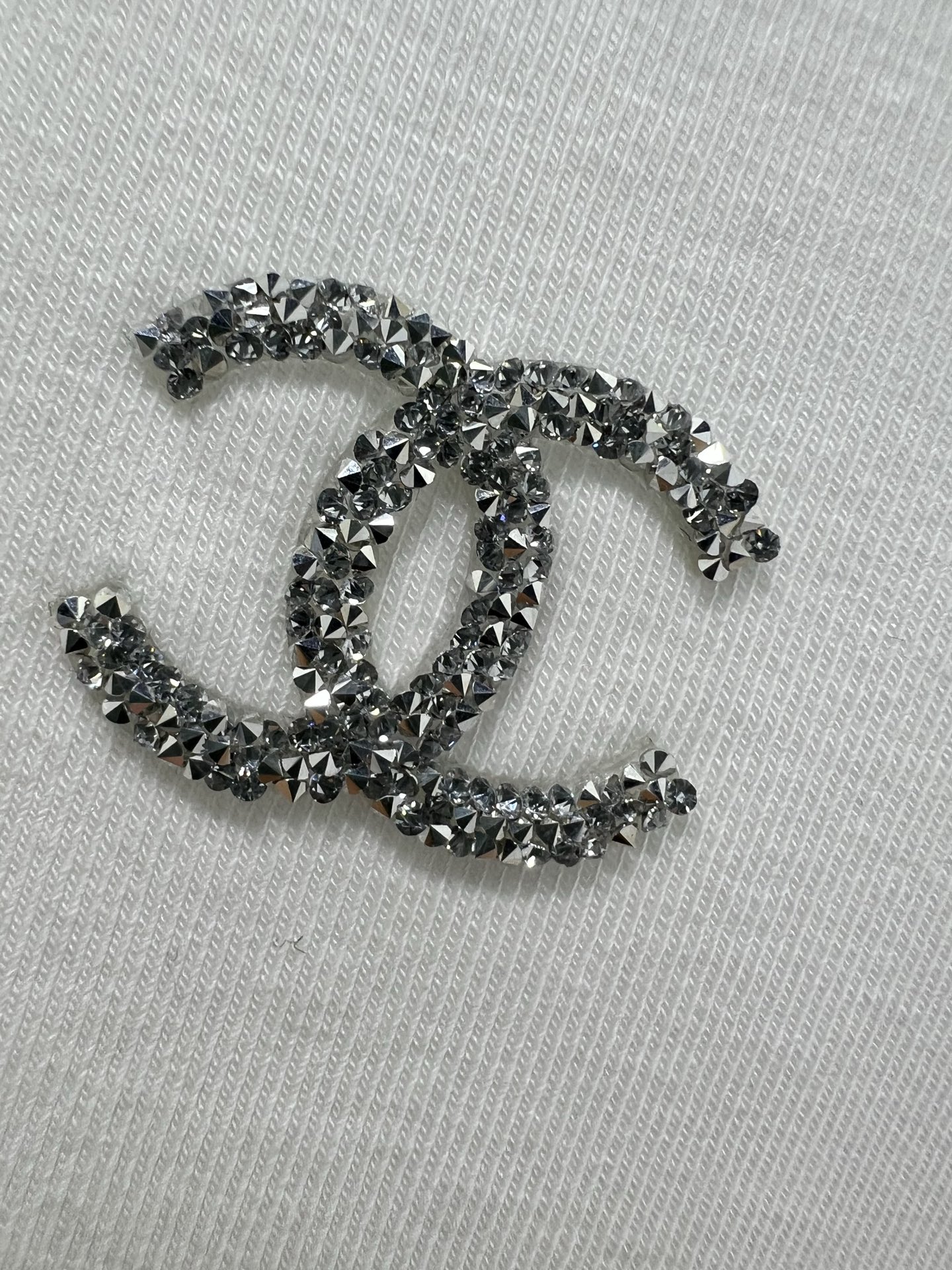 🔥🔥CHAN*L香/奈儿25新款徽标长袖打底上衣 采用纯色设计 简约而不失时尚感 无论是搭配其他颜色的单