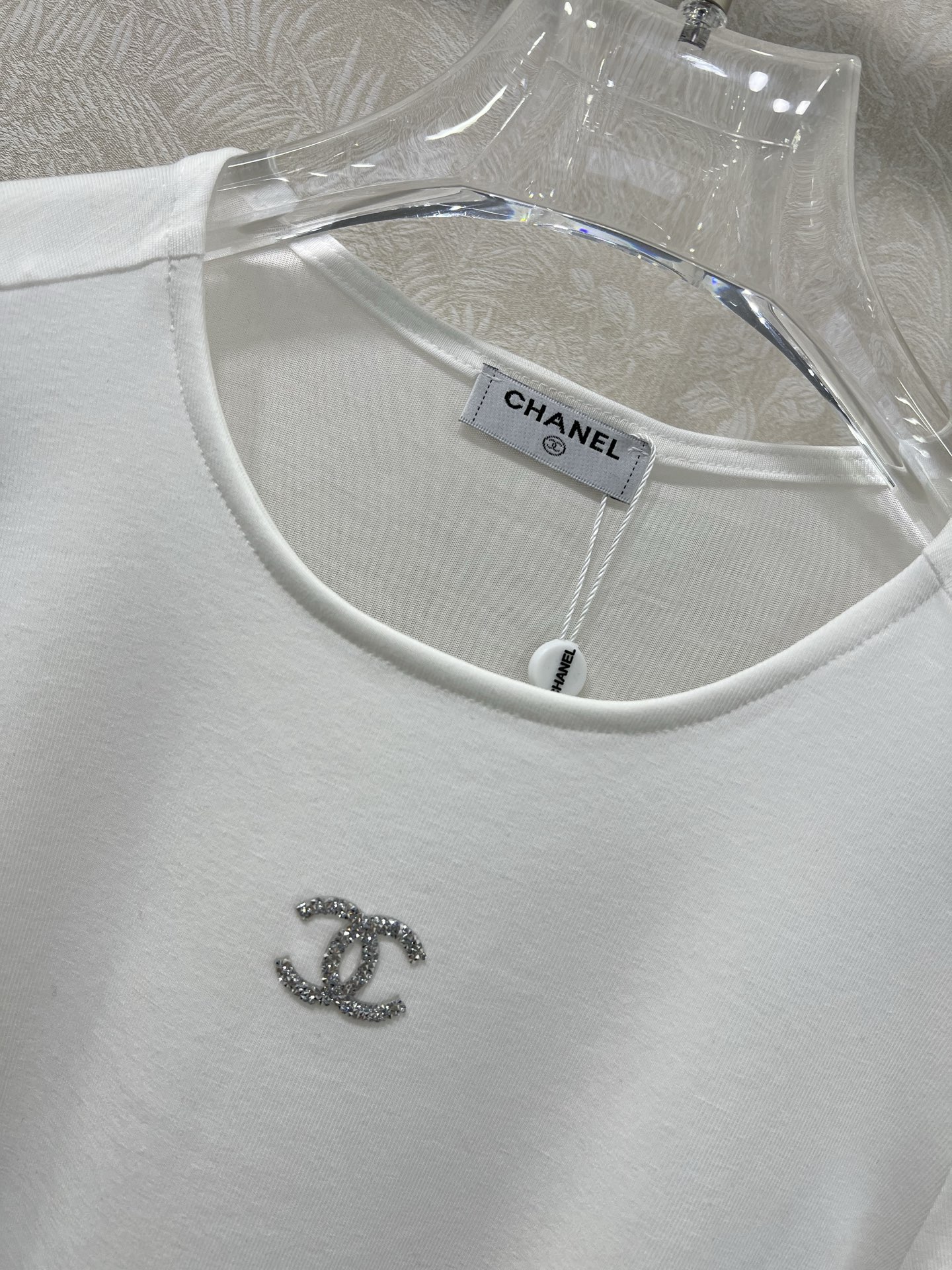 🔥🔥CHAN*L香/奈儿25新款徽标长袖打底上衣 采用纯色设计 简约而不失时尚感 无论是搭配其他颜色的单