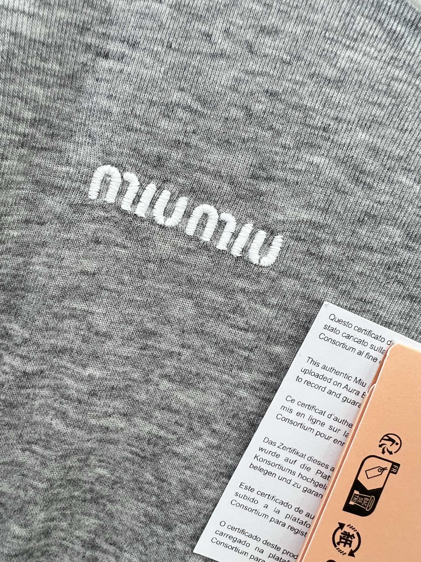 🔥🔥Miumi*25新款袖口撞色长袖打底上衣 定制YB进口天丝羊毛 质感细腻 穿搭舒适 胸前贴标凸显品牌