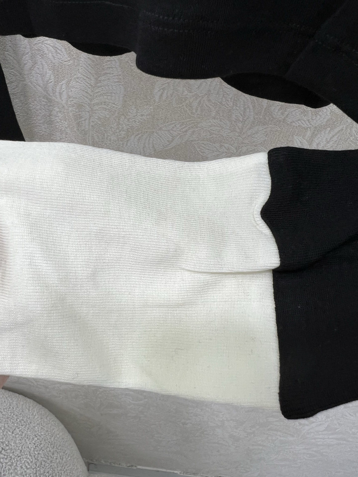 🔥🔥Miumi*25新款袖口撞色长袖打底上衣 定制YB进口天丝羊毛 质感细腻 穿搭舒适 胸前贴标凸显品牌