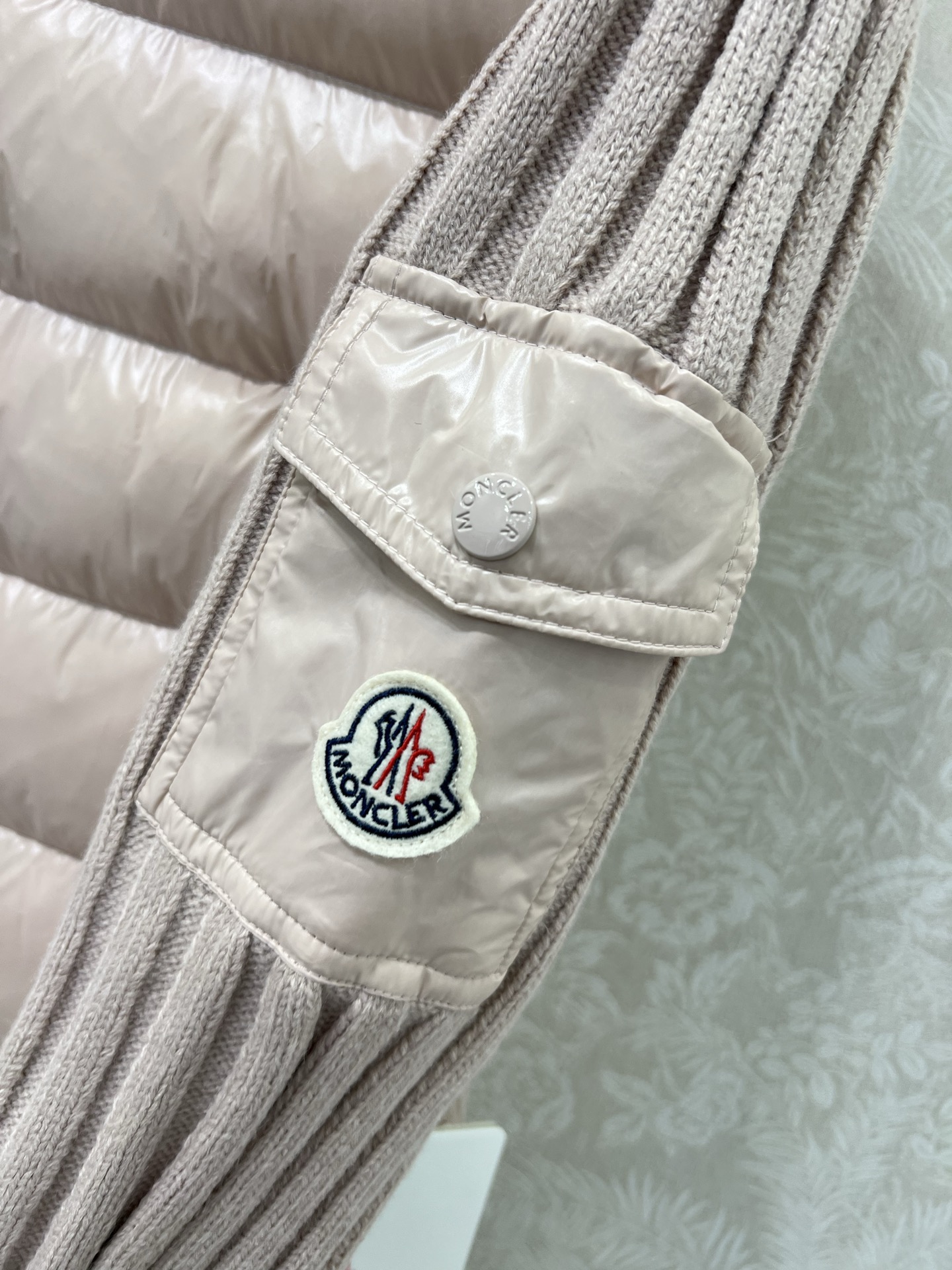 🔥🔥Moncler 25新款后背拼接针织口袋女式羽绒服 袖子口袋 温度与风度的完美平衡 90%珍稀鹅绒填