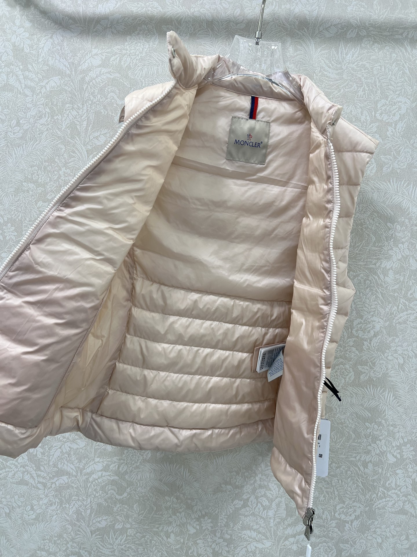 🔥🔥Moncler 25新款女式羽绒服马甲 温度与风度的完美平衡 90%珍稀鹅绒填充 零下无畏，轻盈锁温